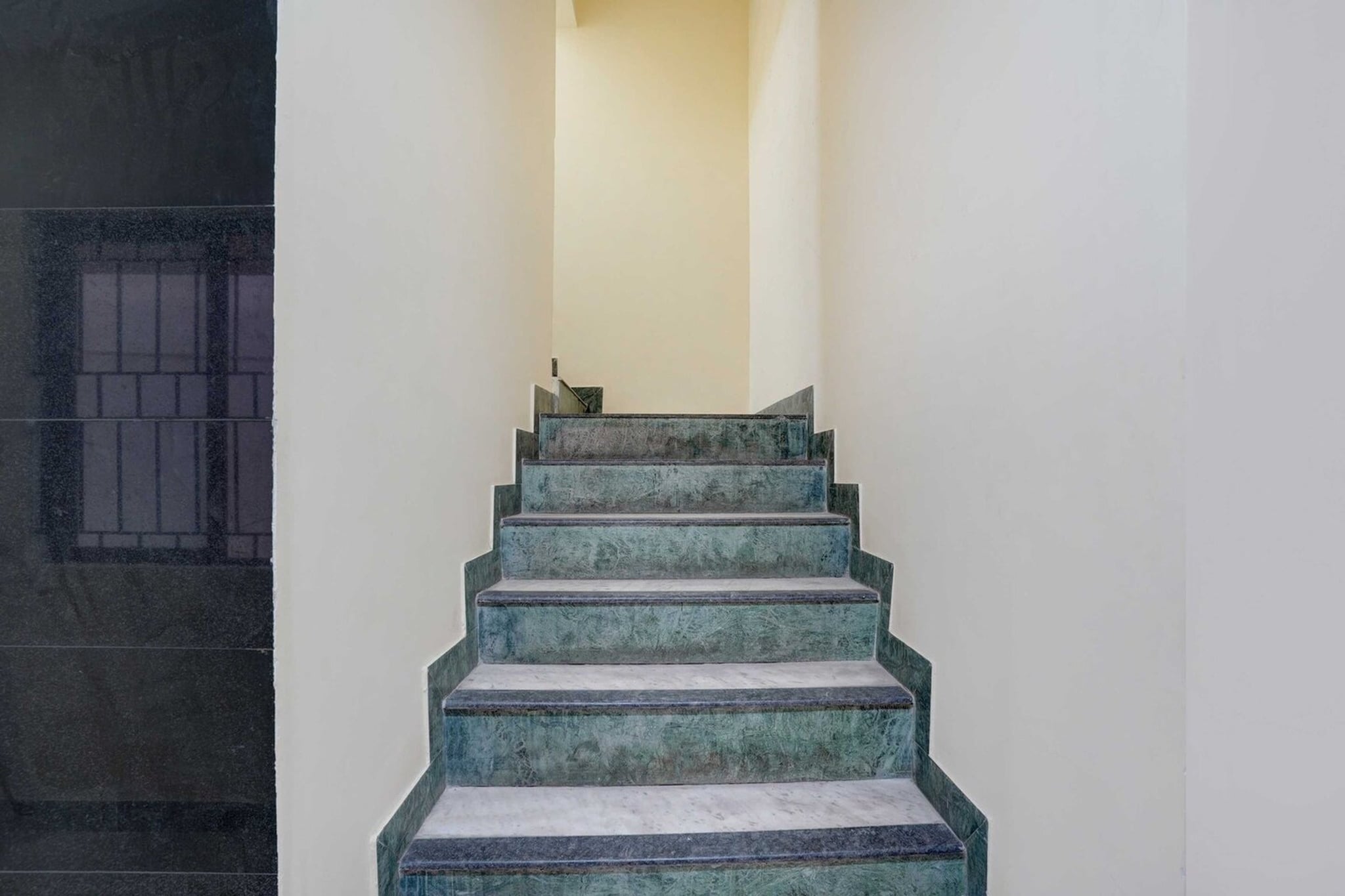 Ground floor: (bedroom(double bed, TV, seating area, air conditioning, Towels incl., telephone), bathroom(bathtub or shower, shower, washbasin, toilet, shampoo, body soap, hot water))