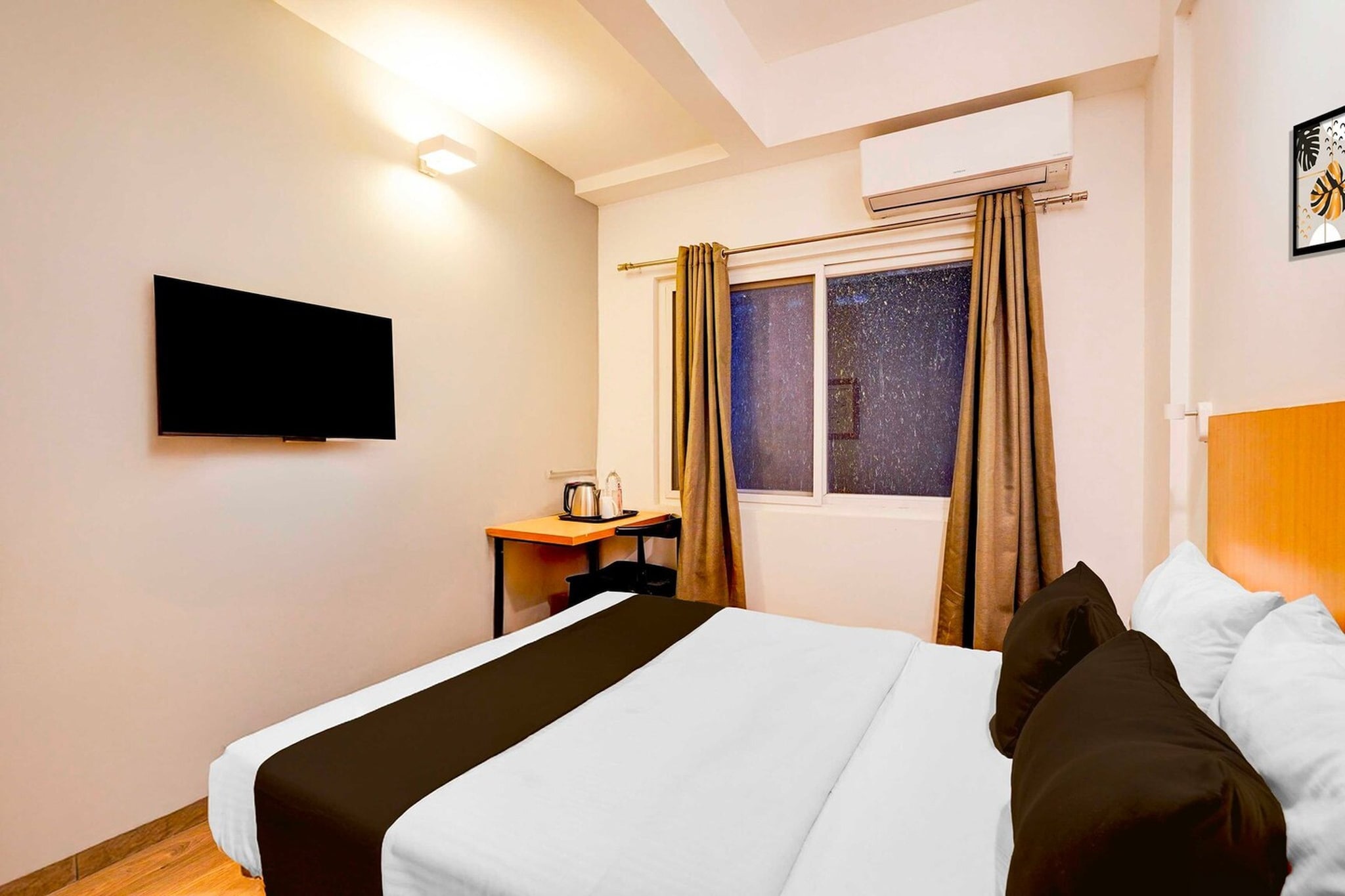 Situated within 2.9 km of The Heritage Centre & Aerospace Museum and 10 km of Commercial Street, Townhouse Oak HAL Heritage Center features rooms with air conditioning and a private bathroom in Bengaluru. This 4-star hotel offers room service, a 24-hour front desk and free WiFi. The hotel has family rooms.

All rooms at the hotel are fitted with a seating area, a flat-screen TV with satellite channels and a private bathroom with free toiletries and a bath or shower. Guest rooms have a desk.

Brigade Road is 11 km from Townhouse Oak HAL Heritage Center, while Chinnaswamy Stadium is 12 km from the property. Kempegowda International Airport is 39 km away. 

1. Unmarried couples are warmly welcome at this property.
2. Guests with local ID proof are warmly welcome.
3.Early Check-In Policy: A full dayâ€™s room rate will be charged for check-ins before 6:00 AM. Complimentary early check-in is available between 6:00 AM and 10:00 AM, subject to room availability.
4.Foreign guests are welcome and allowed to stay at this property without any restrictions
Check-in is only available to guests aged 18 and above. Please provide a government-issued ID to confirmÂ yourÂ age.
