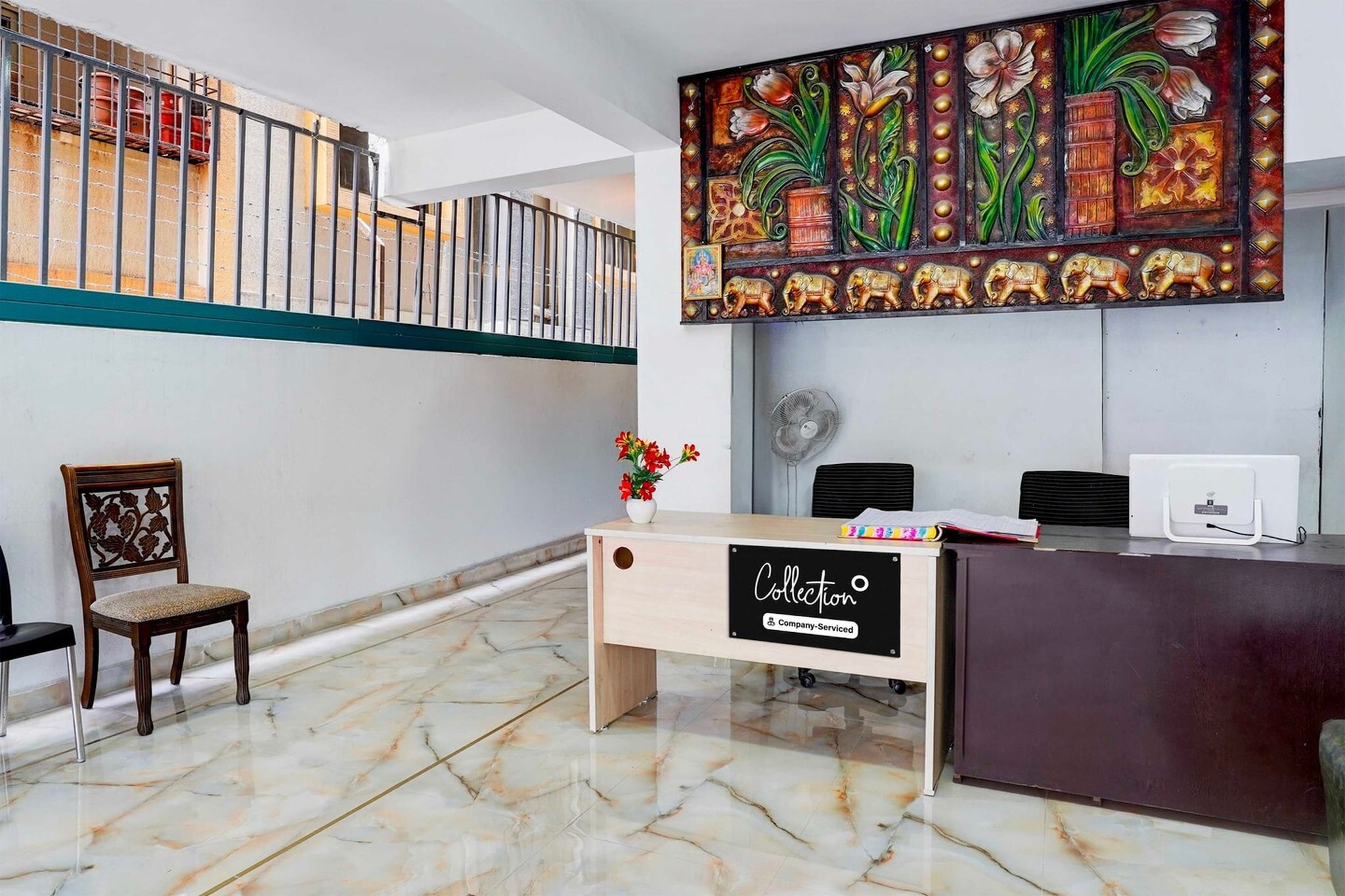 Ground floor: (bedroom(double bed, TV, seating area, air conditioning, telephone), bathroom(bathtub or shower, shower, washbasin, toilet, Towels incl., shampoo, body soap, hot water), Parking, lift)