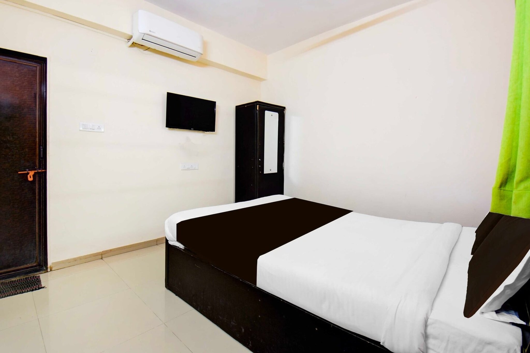 Collection O Hinjewadi Kirti Classic Gate features accommodation in JÄmb. Among the facilities at this property are room service and a 24-hour front desk, along with free WiFi throughout the property. The hotel has family rooms.

All rooms at the hotel are fitted with a seating area, a flat-screen TV with satellite channels and a private bathroom with free toiletries and a bath or shower. Guest rooms at Collection O Hinjewadi Kirti Classic Gate have air conditioning and a desk.

Dr. Babasaheb Ambedkar International Airport is 80 km from the property. 

1. Unmarried couples are warmly welcome at this property.
2. Guests with local ID proof are warmly welcome.
3.Early Check-In Policy: A full dayâ€™s room rate will be charged for check-ins before 6:00 AM. Complimentary early check-in is available between 6:00 AM and 10:00 AM, subject to room availability.
4.Foreign guests are welcome and allowed to stay at this property without any restrictions
Check-in is only available to guests aged 18 and above. Please provide a government-issued ID to confirmÂ yourÂ age.