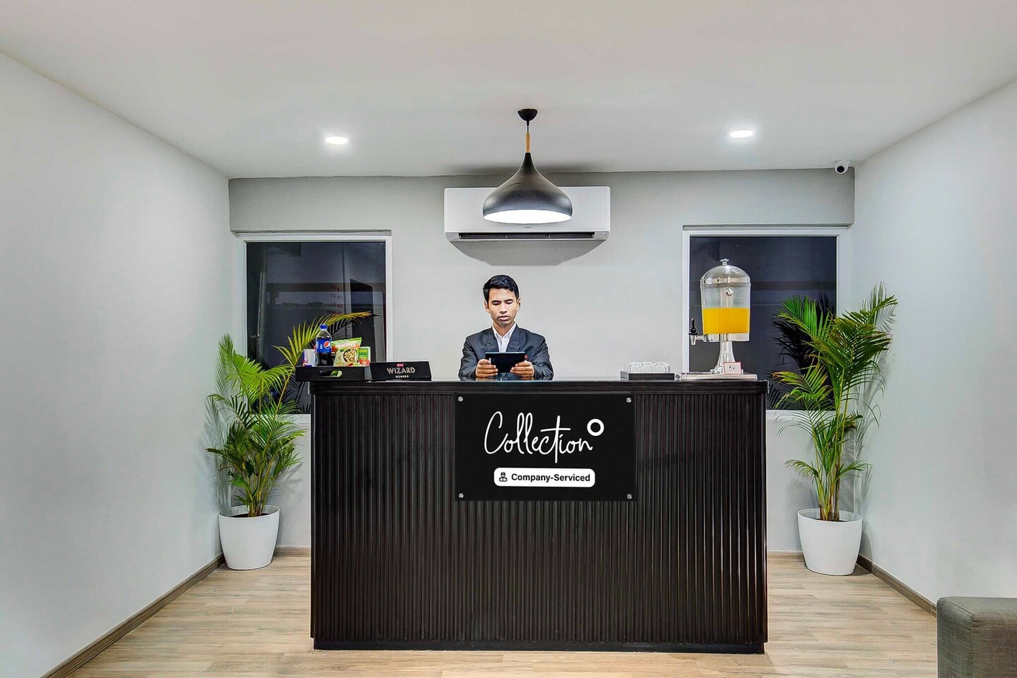 Ground floor: (bedroom(double bed, TV, seating area, air conditioning, Towels incl., telephone), bathroom(bathtub or shower, shower, washbasin, toilet, shampoo, body soap, hot water), lift)