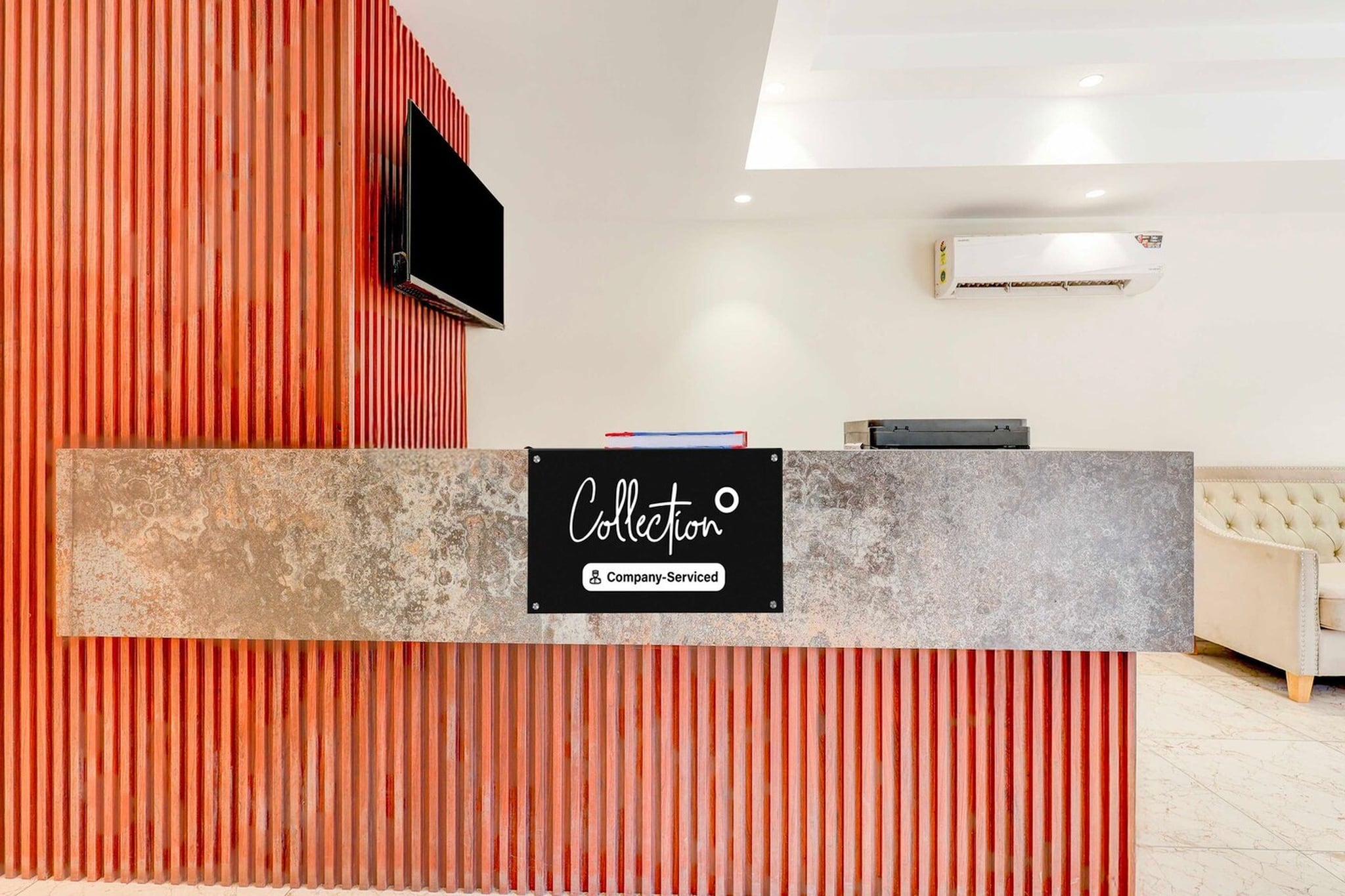 Ground floor: (bedroom(double bed, TV, seating area, air conditioning, lift, Towels incl., telephone), bathroom(bathtub or shower, shower, washbasin, toilet, shampoo, body soap, hot water))