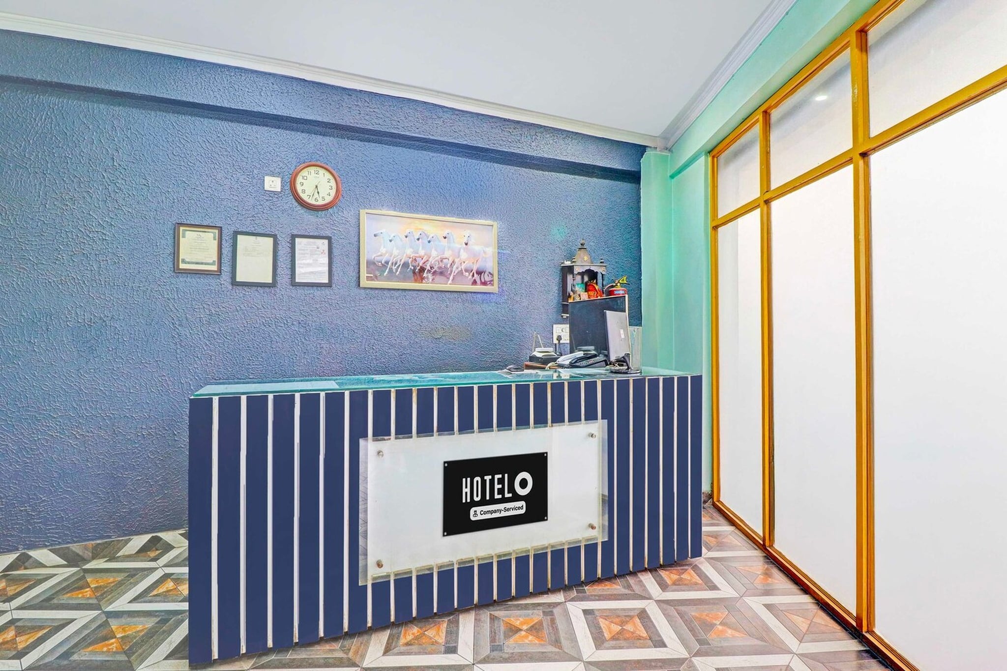 Ground floor: (bedroom(double bed, TV, seating area, air conditioning, Towels incl., telephone), bathroom(bathtub or shower, shower, washbasin, toilet, shampoo, body soap, hot water))