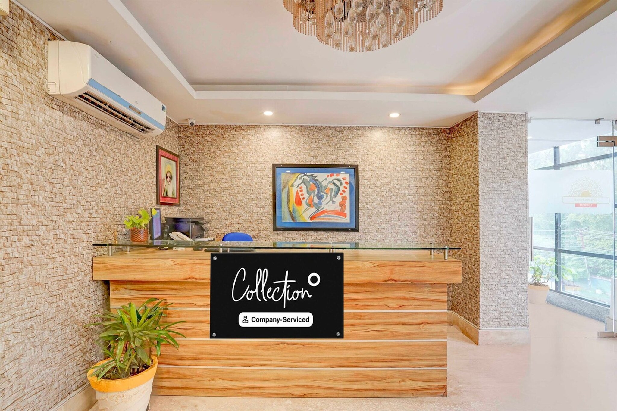 Ground floor: (bedroom(double bed, TV, seating area, air conditioning, Towels incl., telephone), bathroom(bathtub or shower, shower, washbasin, toilet, shampoo, body soap, hot water))