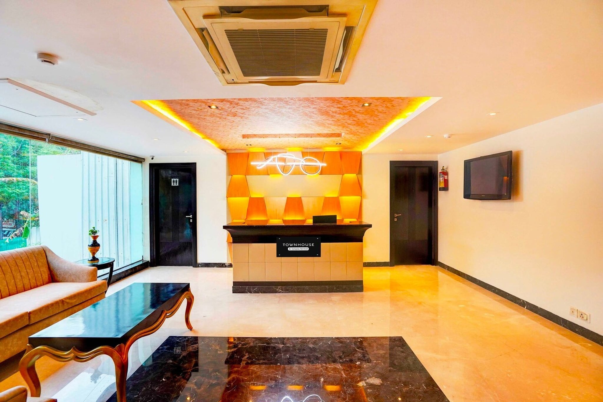 Ground floor: (bedroom(double bed, TV, seating area, air conditioning, lift, Towels incl., telephone), bathroom(bathtub or shower, shower, washbasin, toilet, shampoo, body soap, hot water), parking)