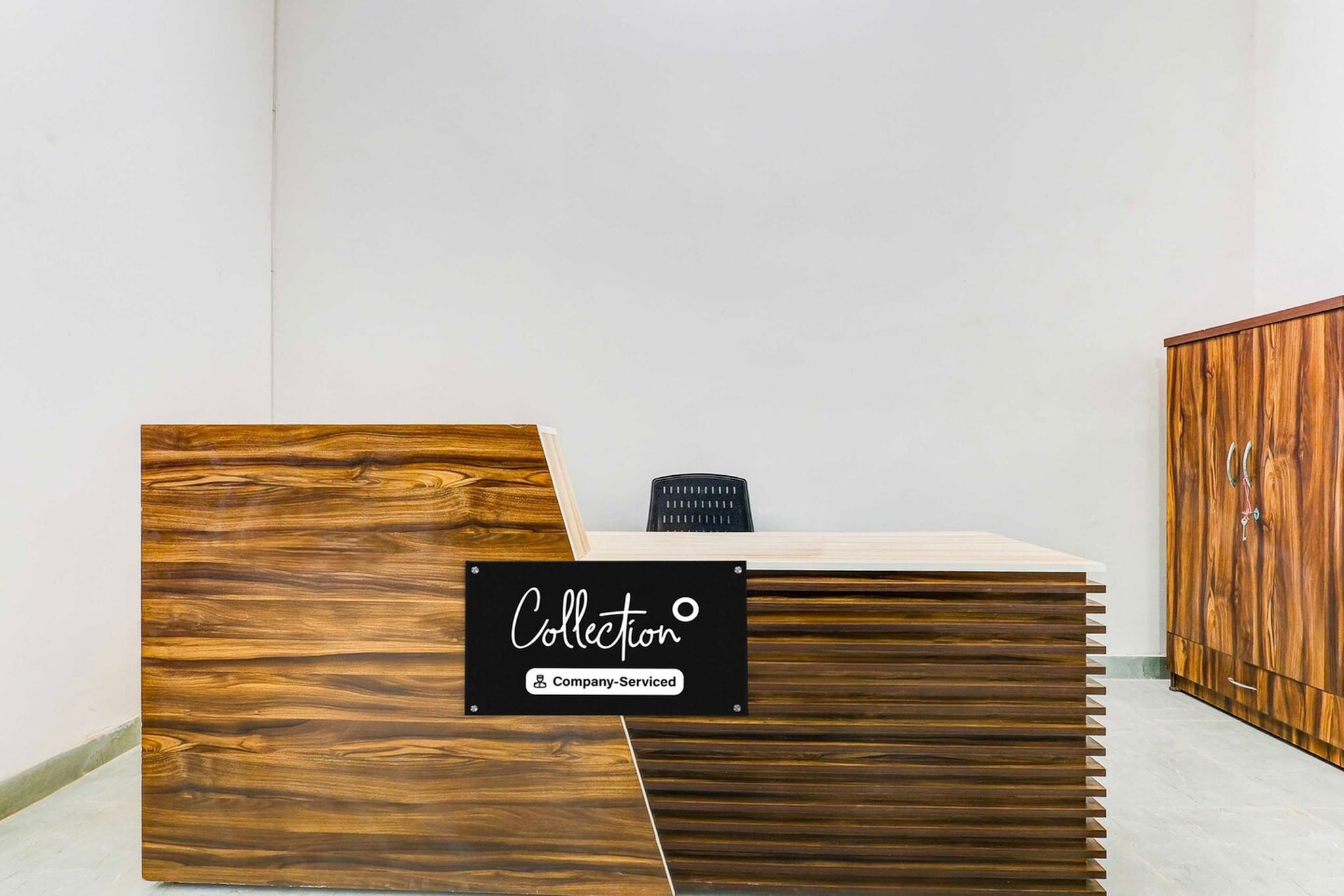 Ground floor: (bedroom(double bed, TV, seating area, air conditioning, Towels incl., telephone), bathroom(bathtub or shower, shower, washbasin, toilet, shampoo, body soap, hot water), Parking)