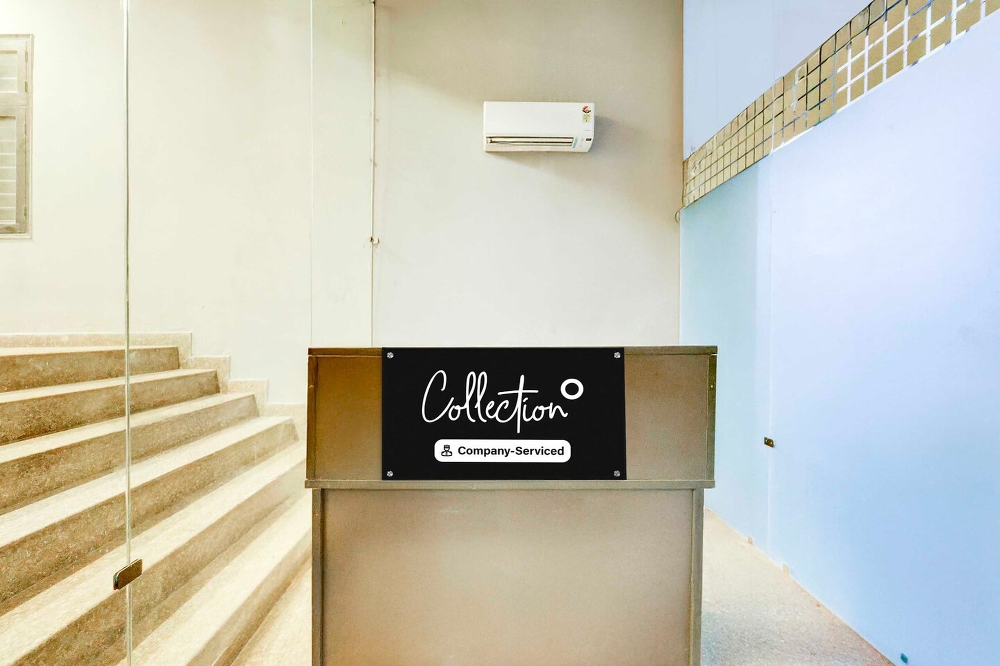 Ground floor: (bedroom(double bed, TV, seating area, air conditioning, Towels incl., telephone), bathroom(bathtub or shower, shower, washbasin, toilet, shampoo, body soap, hot water), parking, lift)