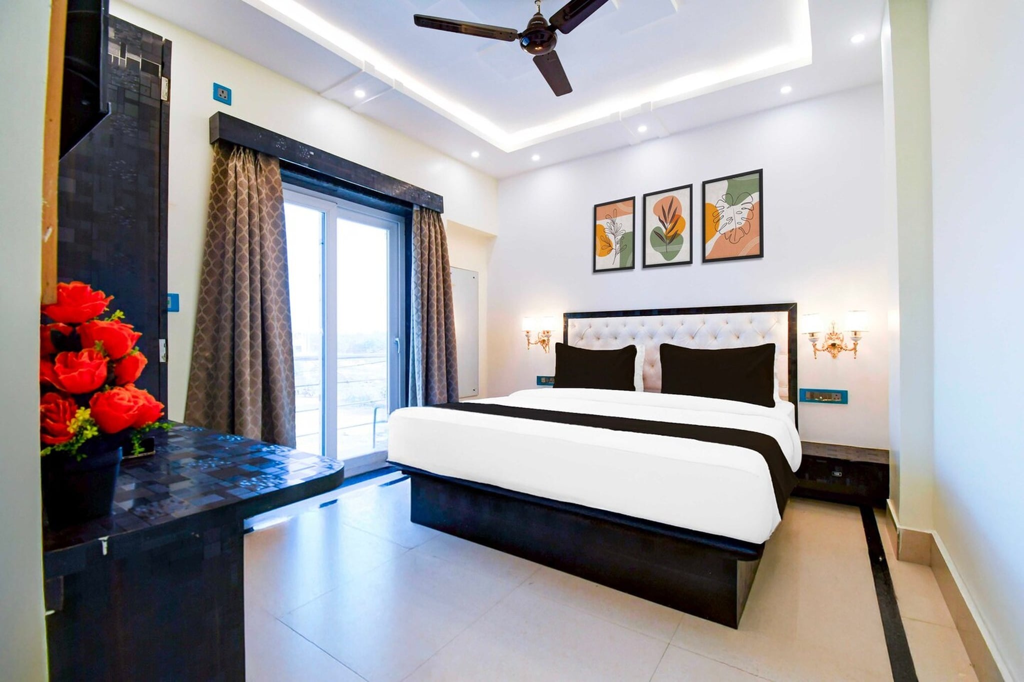 Ground floor: (bedroom(double bed, TV, seating area, air conditioning, Towels incl., telephone), bathroom(bathtub or shower, shower, washbasin, toilet, shampoo, body soap, hot water), Parking)