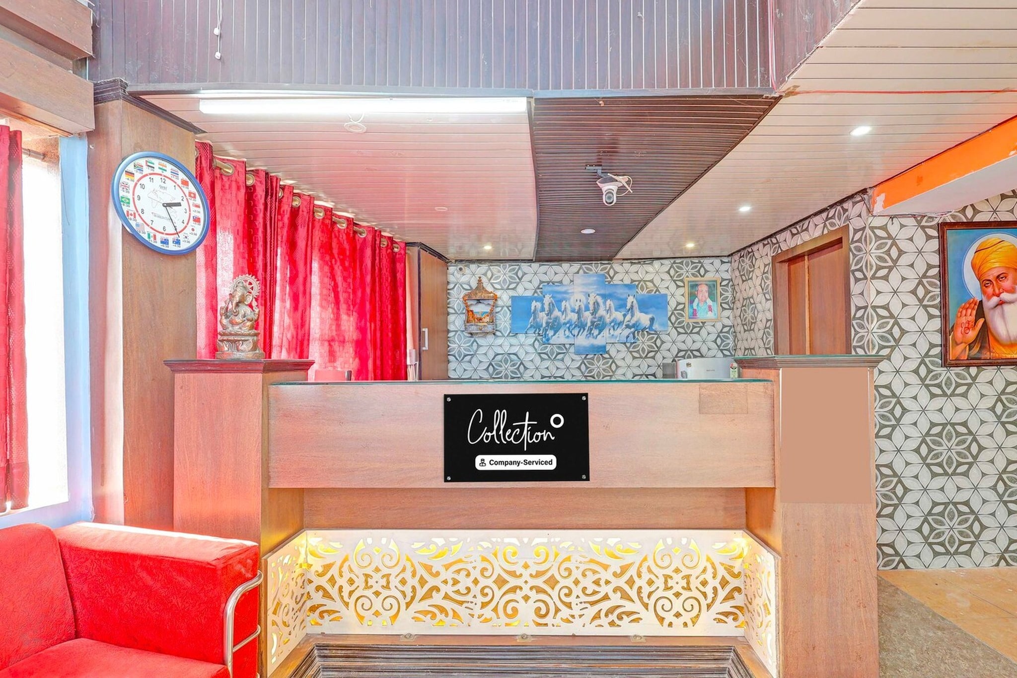 Ground floor: (bedroom(double bed, TV, seating area, air conditioning, Towels incl., telephone), bathroom(bathtub or shower, shower, washbasin, toilet, shampoo, body soap, hot water), Parking)