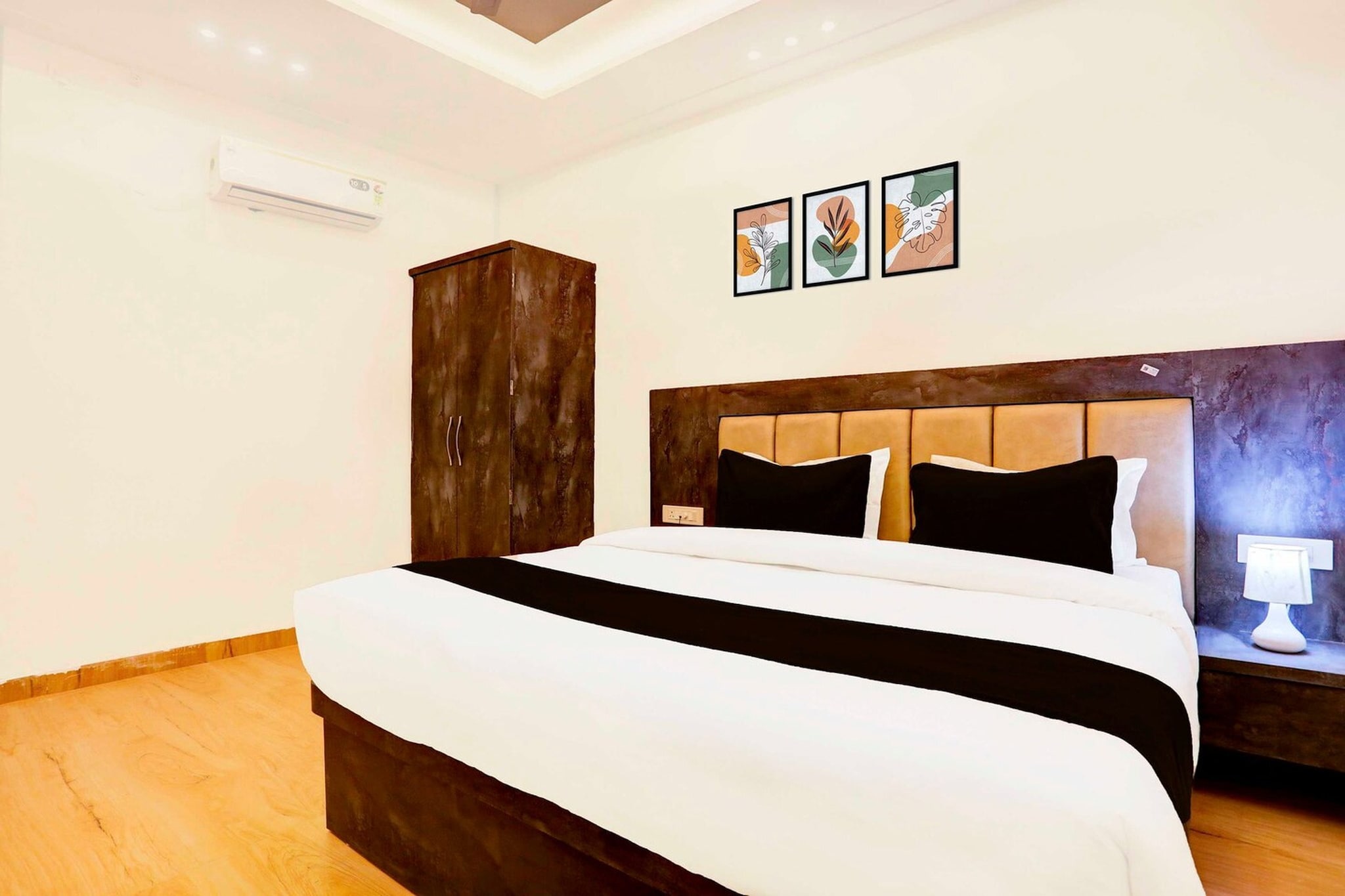 Super Townhouse Pahadiya is situated in Varanasi, 4.1 km from Sarnath and 6.9 km from Varanasi Junction Railway Station. With a restaurant, the 3-star hotel has air-conditioned rooms with free WiFi, each with a private bathroom. The accommodation features room service, a 24-hour front desk and luggage storage for guests.

All rooms at the hotel are fitted with a seating area and a flat-screen TV with satellite channels. All guest rooms have a desk.

Dasaswamedh Ghat is 7.4 km from Super Townhouse Pahadiya, while Kashi Vishwanath Temple is 7.5 km from the property. Lal Bahadur Shastri International Airport is 25 km away. 

1. Unmarried couples are warmly welcome at this property.
2. Guests with local ID proof are warmly welcome.
3.Early Check-In Policy: A full dayâ€™s room rate will be charged for check-ins before 6:00 AM. Complimentary early check-in is available between 6:00 AM and 10:00 AM, subject to room availability.
4.Foreign guests are welcome and allowed to stay at this property without any restrictions
Check-in is only available to guests aged 18 and above. Please provide a government-issued ID to confirmÂ yourÂ age.
