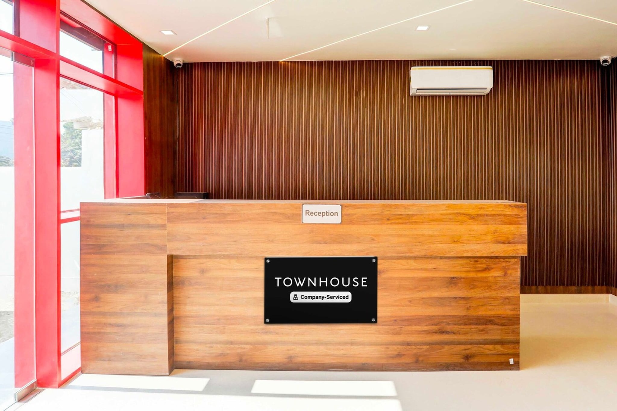 Ground floor: (bedroom(double bed, TV, seating area, air conditioning, Towels incl., telephone), bathroom(bathtub or shower, shower, washbasin, toilet, shampoo, body soap, hot water), parking, lift)