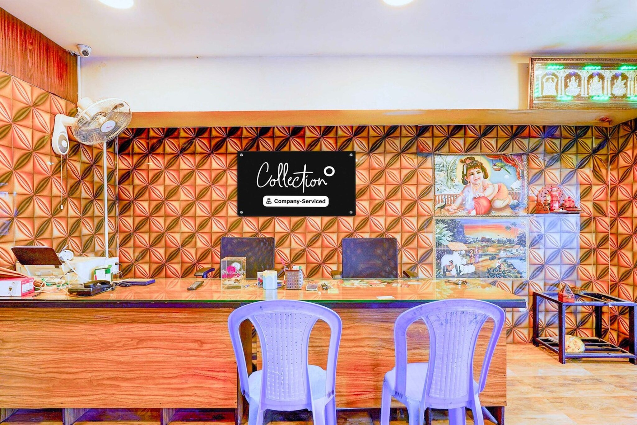 Ground floor: (bedroom(double bed, TV, seating area, air conditioning, Towels incl., telephone), bathroom(bathtub or shower, shower, washbasin, toilet, shampoo, body soap, hot water), Parking)