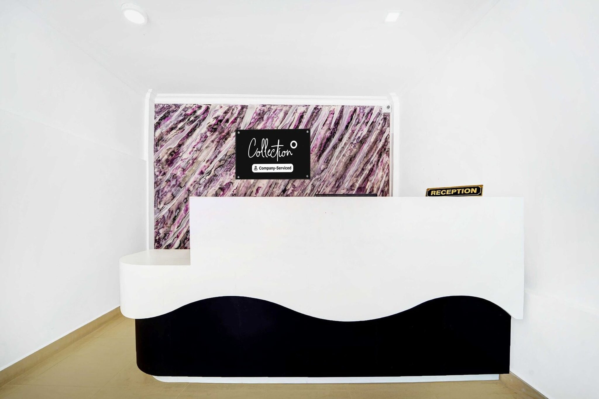 Ground floor: (bedroom(double bed, TV, seating area, air conditioning, Towels incl., telephone), bathroom(bathtub or shower, shower, washbasin, toilet, shampoo, body soap, hot water), Parking)