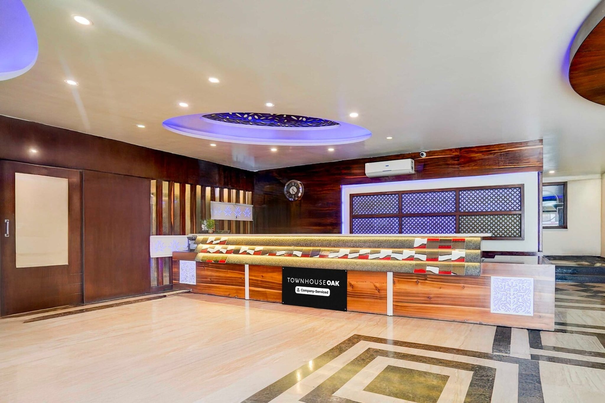 Located within 11 km of Museum of Man and 12 km of Van Vihar National Park, Townhouse Oak Lalghati Tekri Bhopal Viewpoint provides rooms with air conditioning and a private bathroom in Bhopal. This 4-star hotel offers room service, a 24-hour front desk and free WiFi. The hotel features family rooms.

Guest rooms at the hotel are equipped with a seating area, a flat-screen TV with satellite channels and a private bathroom with free toiletries and a bath or shower. All units include a desk.

Habibganj Station is 13 km from Townhouse Oak Lalghati Tekri Bhopal Viewpoint, while Kanha Fun City is 24 km away. Raja Bhoj Airport is 4 km from the property. 

1. Unmarried couples are warmly welcome at this property.
2. Guests with local ID proof are warmly welcome.
3.Early Check-In Policy: A full dayâ€™s room rate will be charged for check-ins before 6:00 AM. Complimentary early check-in is available between 6:00 AM and 10:00 AM, subject to room availability.
4.Foreign guests are welcome and allowed to stay at this property without any restrictions
Check-in is only available to guests aged 18 and above. Please provide a government-issued ID to confirmÂ yourÂ age.
