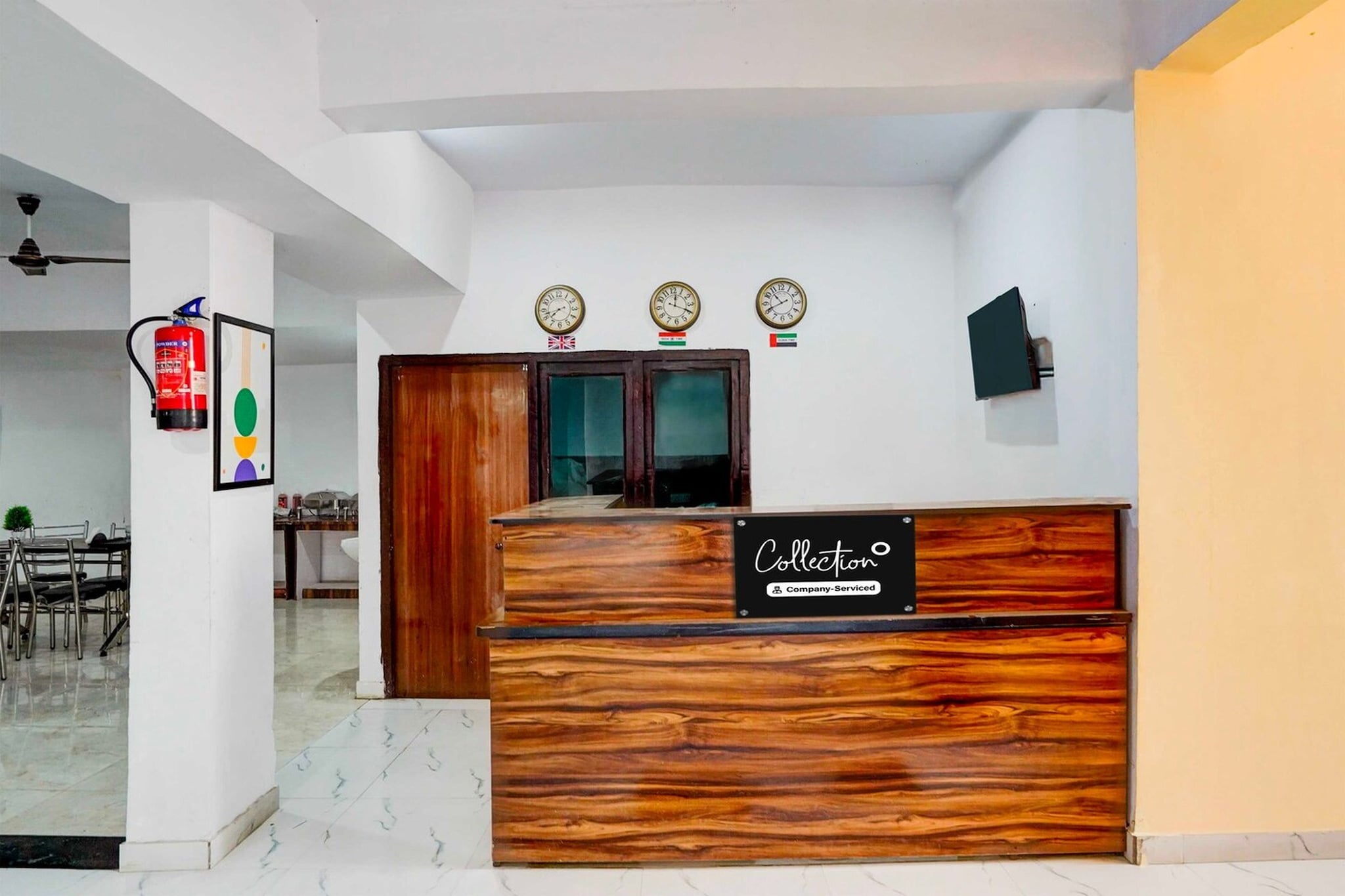 Ground floor: (bedroom(double bed, TV, seating area, air conditioning, Towels incl., telephone), bathroom(bathtub or shower, shower, washbasin, toilet, shampoo, body soap, hot water), parking, lift)