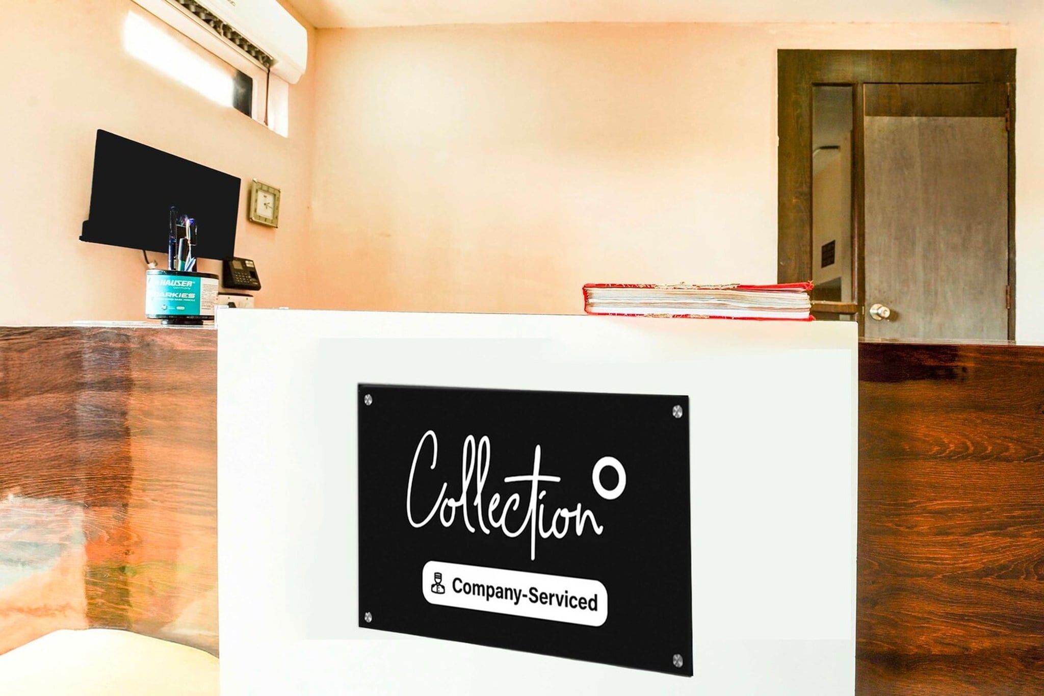 Ground floor: (bedroom(double bed, TV, seating area, air conditioning, Towels incl., telephone), bathroom(bathtub or shower, shower, washbasin, toilet, shampoo, body soap, hot water), Parking)