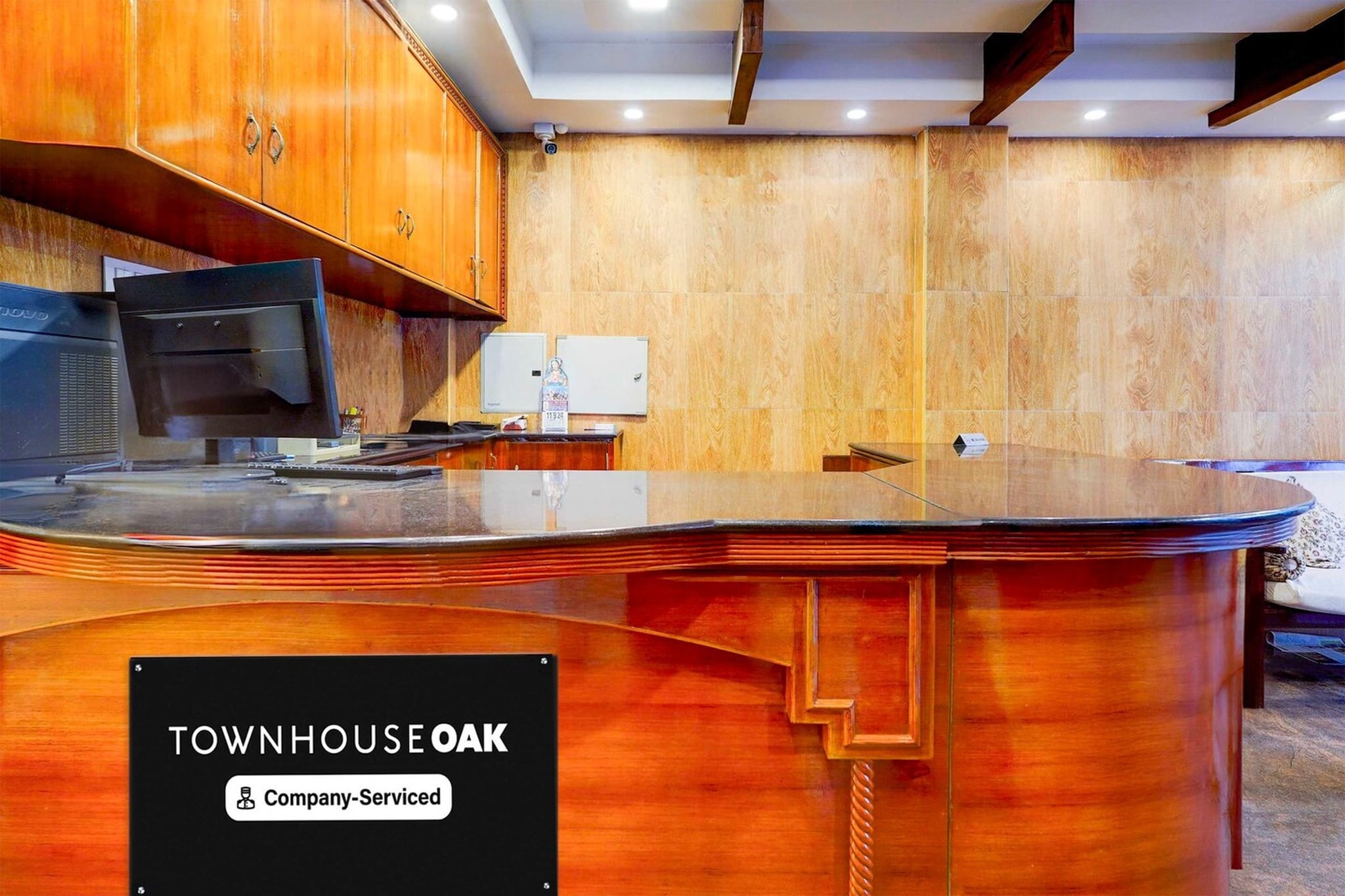 Ground floor: (bedroom(double bed, TV, seating area, air conditioning, Towels incl., telephone), bathroom(bathtub or shower, shower, washbasin, toilet, shampoo, body soap, hot water), Parking)