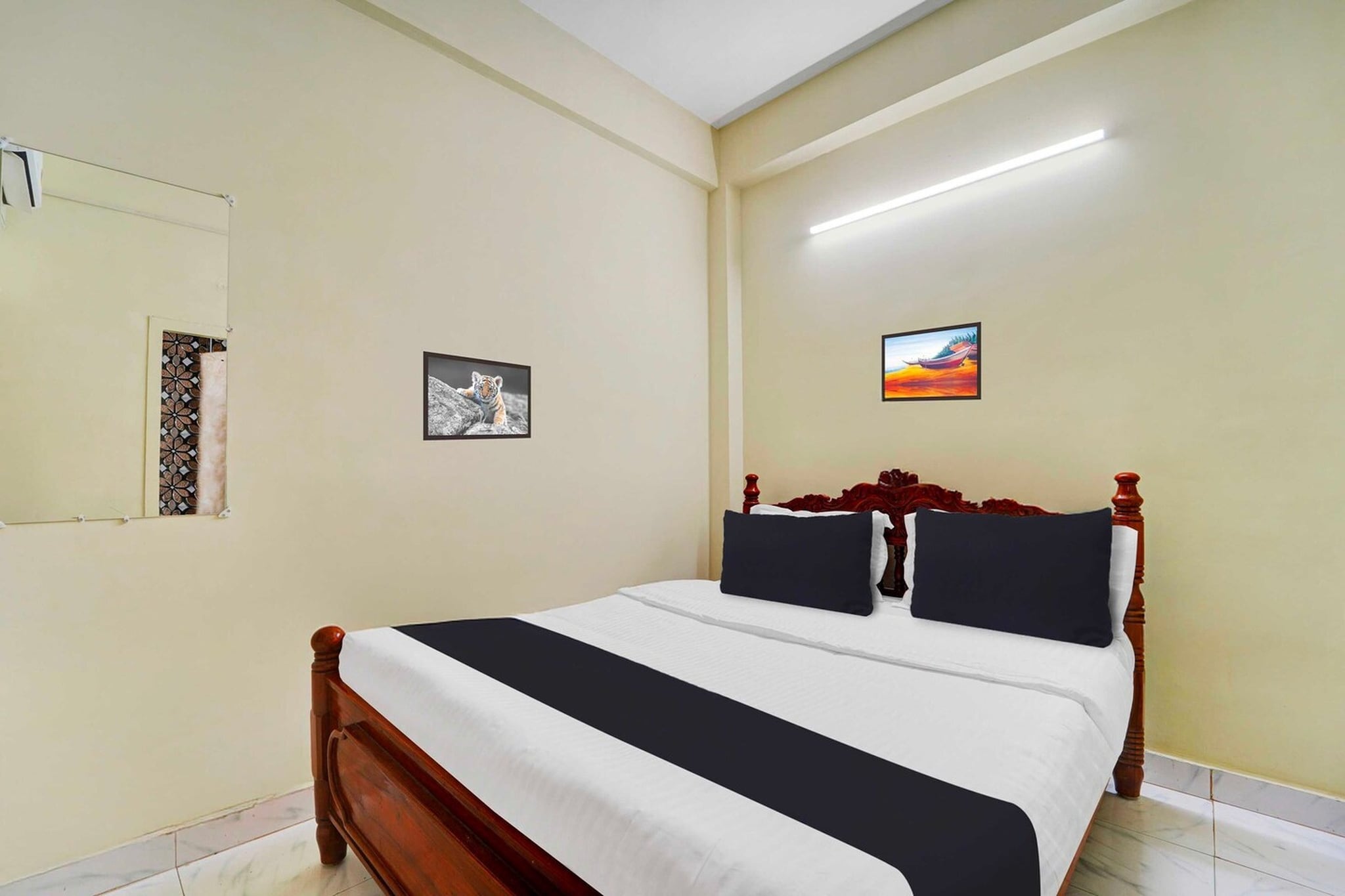 Collection O Erode Bus Stand is offering accommodation in Erode. This 3-star hotel offers room service, a 24-hour front desk and free WiFi. The hotel has family rooms.

All guest rooms at the hotel come with a seating area, a flat-screen TV with satellite channels and a private bathroom with free toiletries and a bath or shower. All rooms at Collection O Erode Bus Stand feature air conditioning and a desk.

Salem Airport is 69 km from the property. 

 Foreign Guests Restricted: Apologies, but we are currently unable to host foreign nationals at this property.

Early Check-In Policy: A full dayâ€™s room rate will be charged for check-ins before 6:00 AM. Complimentary early check-in is available between 6:00 AM and 10:00 AM, subject to room availability.
Check-in is only available to guests aged 18 and above. Please provide a government-issued ID to confirmÂ yourÂ age.

