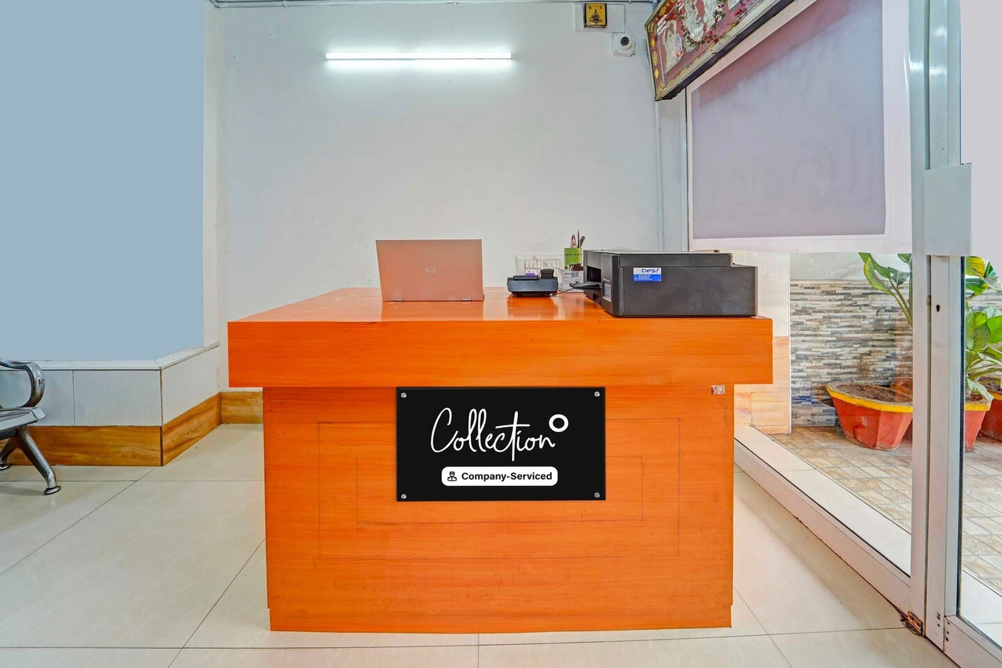 Ground floor: (bedroom(double bed, TV, seating area, air conditioning, Towels incl., telephone), bathroom(bathtub or shower, shower, washbasin, toilet, shampoo, body soap, hot water), Parking)