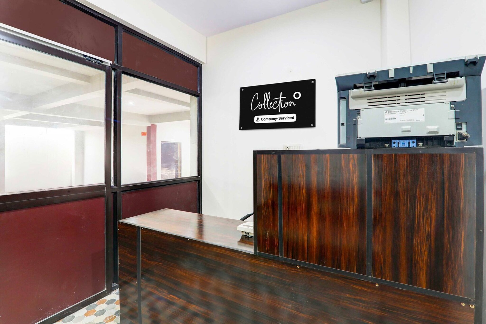 Ground floor: (bedroom(double bed, TV, seating area, air conditioning, Towels incl., telephone), bathroom(bathtub or shower, shower, washbasin, toilet, shampoo, body soap, hot water), Parking)