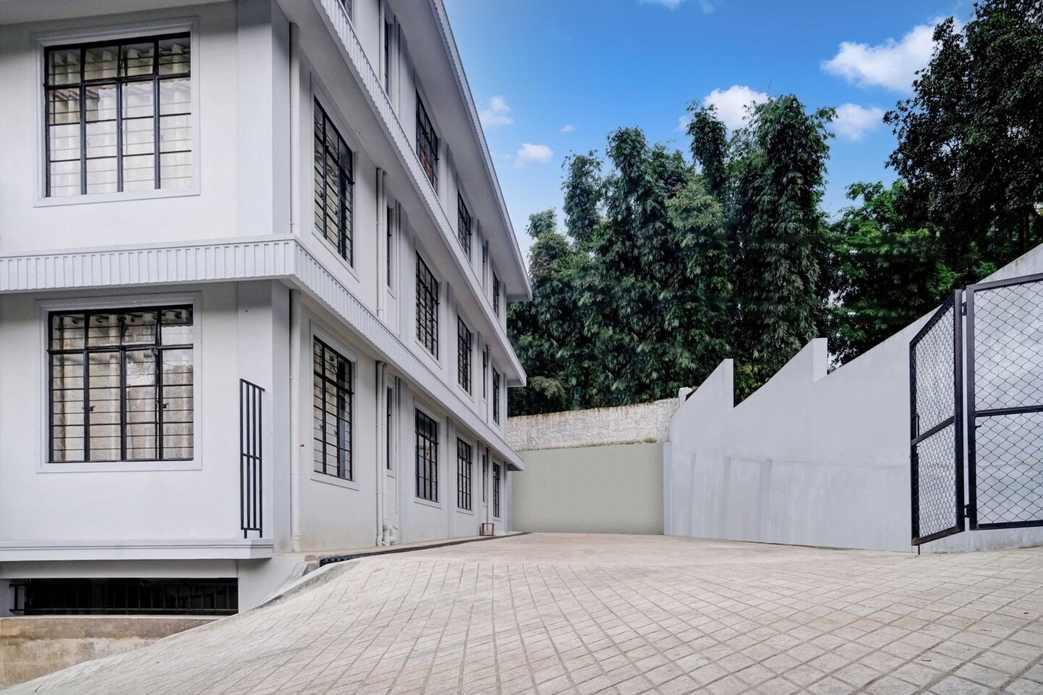 Ground floor: (bedroom(double bed, TV, seating area, air conditioning, Towels incl., telephone), bathroom(bathtub or shower, shower, washbasin, toilet, shampoo, body soap, hot water), Parking)