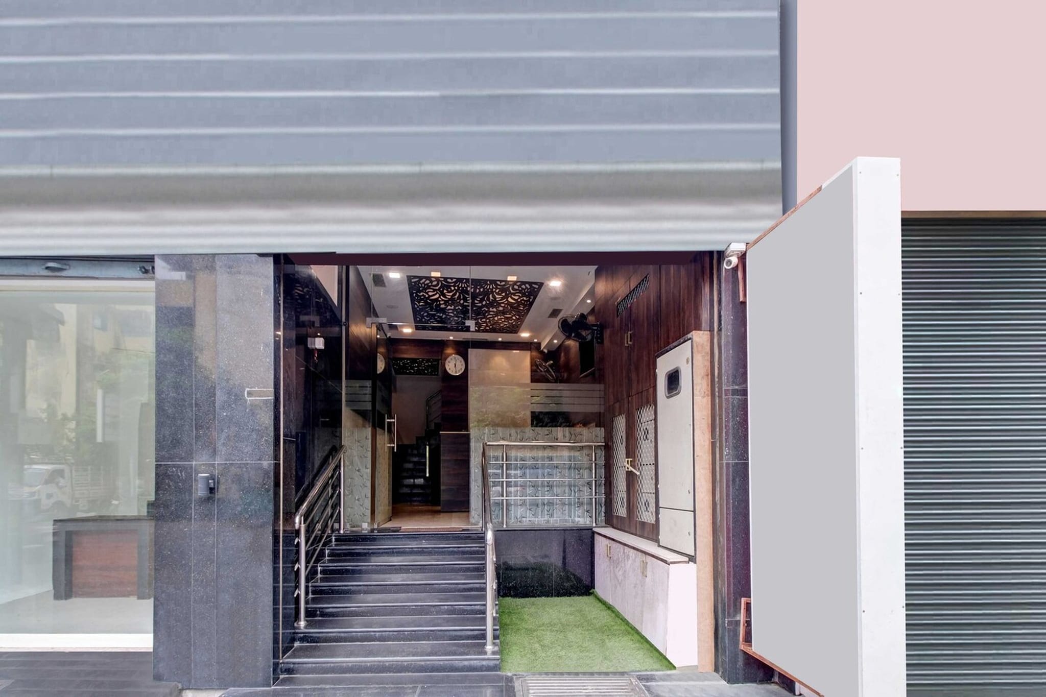 Ground floor: (bedroom(double bed, TV, seating area, air conditioning, Towels incl., telephone), bathroom(bathtub or shower, shower, washbasin, toilet, shampoo, body soap, hot water), Parking)