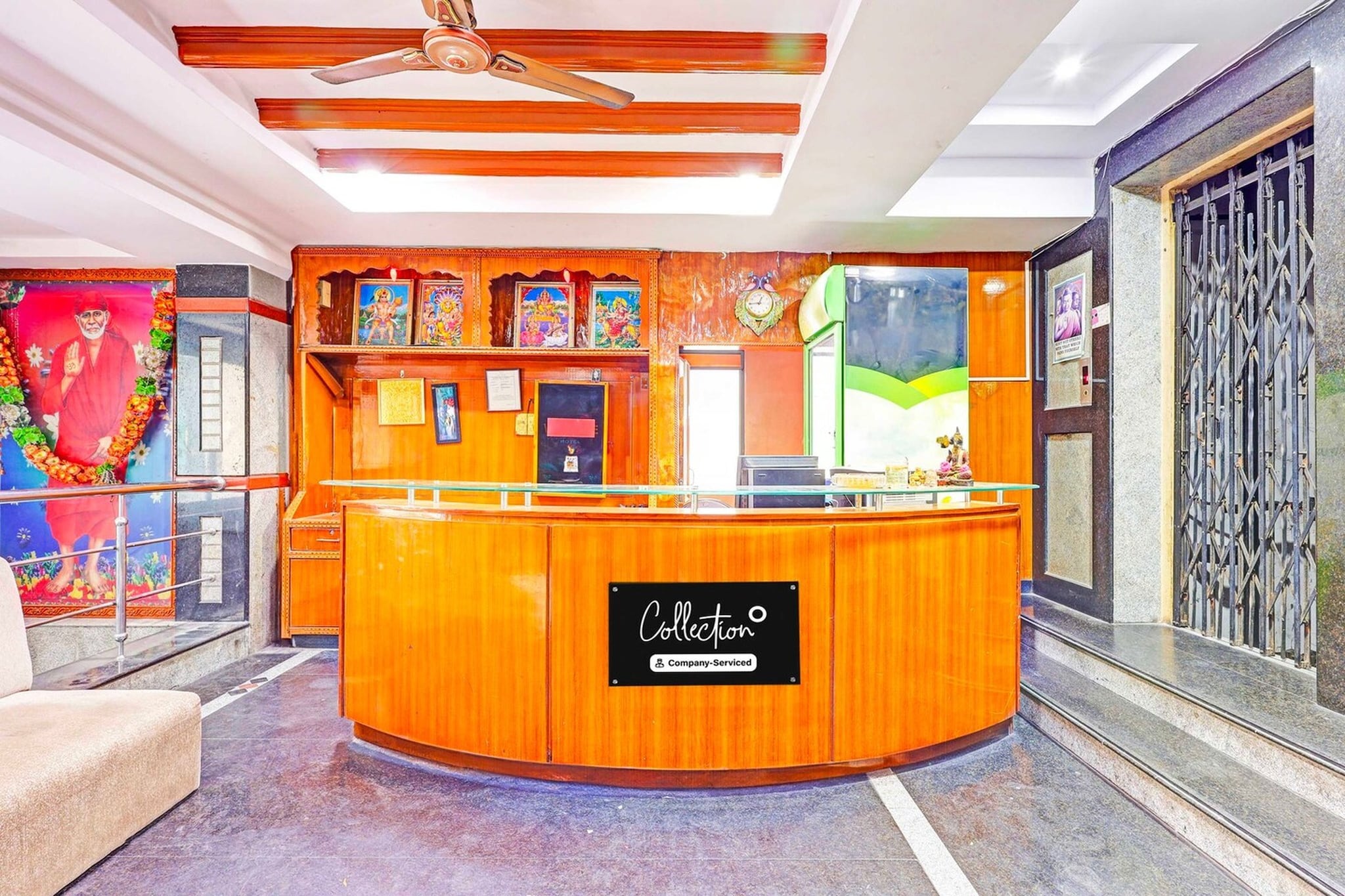 Ground floor: (bedroom(double bed, TV, seating area, air conditioning, Towels incl., telephone), bathroom(bathtub or shower, shower, washbasin, toilet, shampoo, body soap, hot water), Parking)