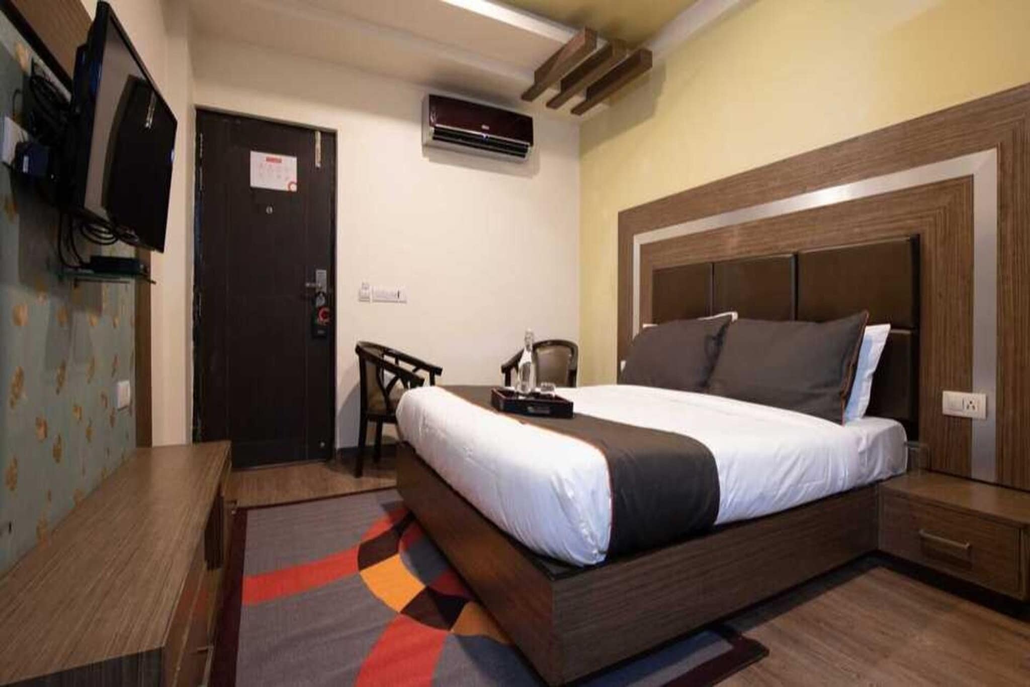 Comfortable Accommodations: Collection O Thondayad Calicut Dream Casa in Calicut offers family rooms with air-conditioning, private bathrooms, work desks, and seating areas. Each room includes free toiletries, bath or shower, TV, and tiled floors.
Essential Facilities: Guests enjoy free WiFi, a 24-hour front desk, housekeeping service, room service, and luggage storage. The hotel provides continental breakfast and a variety of amenities to ensure a pleasant stay.
Convenient Location: Located 26 km from Calicut International Airport, the hotel is 4.7 km from Calicut Railway Station and 48 km from Thusharagiri Falls. Vadakara Railway Station is 49 km away, offering easy access to local attractions.
Unmarried couples are warmly welcome at this property.
Guests with local ID proof are warmly welcome.
Apologies, but we are currently unable to host foreign nationals at this property.
Early Check-In Policy: A full day’s room rate will be charged for check-ins before 6:00 AM. Complimentary early check-in is available between 6:00 AM and 10:00 AM, subject to room availability.
Check-in is only available to guests aged 18 and above. Please provide a government-issued ID to confirm your age.