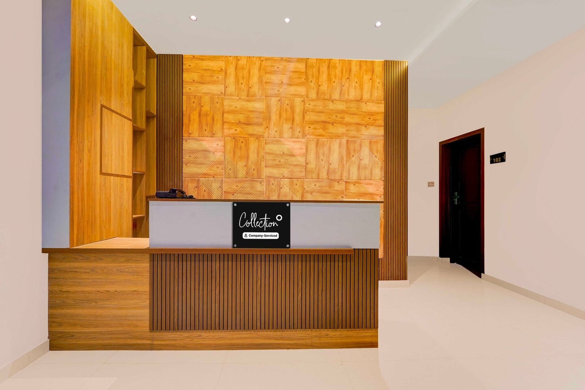 Ground floor: (bedroom(double bed, TV, seating area, air conditioning, Towels incl., telephone), bathroom(bathtub or shower, shower, washbasin, toilet, shampoo, body soap, hot water), Parking)