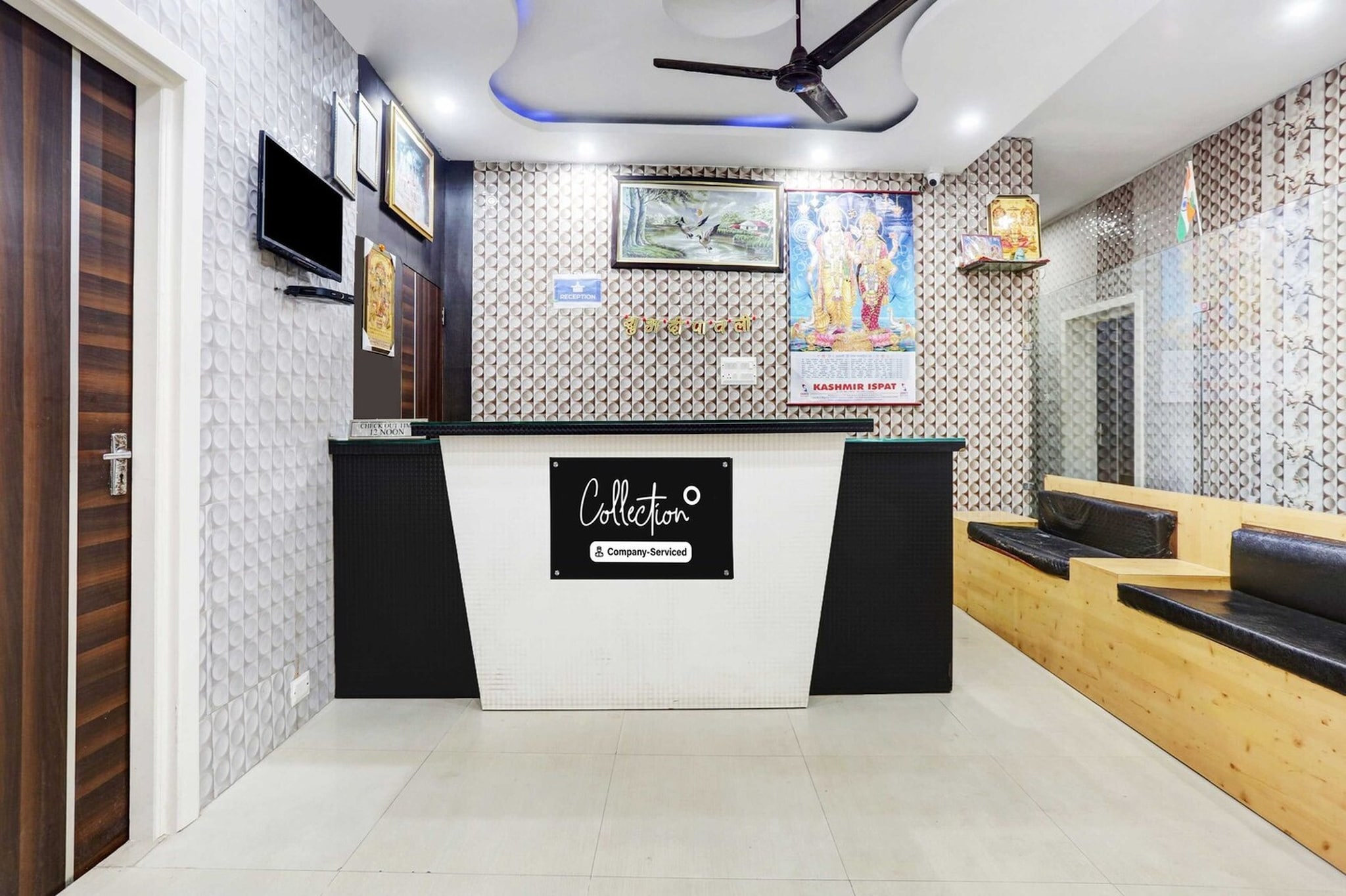 Ground floor: (bedroom(double bed, TV, seating area, air conditioning, Towels incl., telephone), bathroom(bathtub or shower, shower, washbasin, toilet, shampoo, body soap, hot water), Parking)