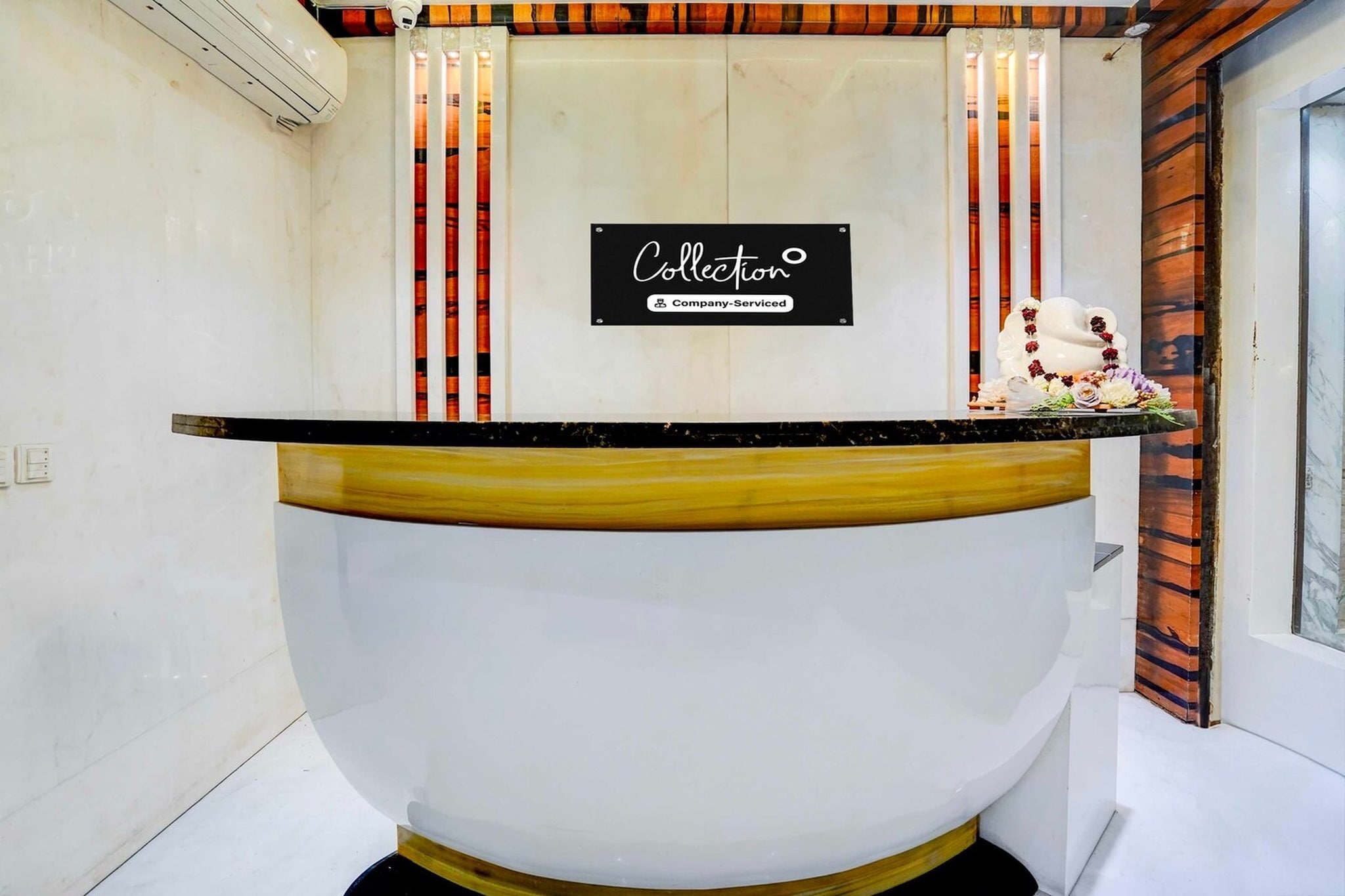 Ground floor: (bedroom(double bed, TV, seating area, air conditioning, Towels incl., telephone), bathroom(bathtub or shower, shower, washbasin, toilet, shampoo, body soap, hot water), Parking)