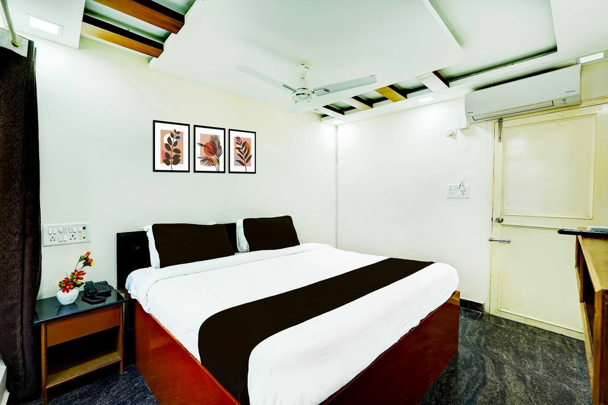 Located within 200 metres of Pallava Beach and 44 km of Arignar Anna Zoological Park, Townhouse Mahabalipuram provides rooms with air conditioning and a private bathroom in Mahabalipuram. This 4-star hotel offers room service, a 24-hour front desk and free WiFi. The hotel features family rooms.

All units at the hotel are equipped with a seating area, a flat-screen TV with satellite channels and a private bathroom with free toiletries and a bath or shower. Guest rooms include a desk.

Nithya Kalyana Perumal Temple is 20 km from Townhouse Mahabalipuram. Chennai International Airport is 55 km away. 

Unmarried couples are warmly welcome at this property.
Guests with local ID proof are warmly welcome.
Apologies, but we are currently unable to host foreign nationals at this property.
Early Check-In Policy: A full dayâ€™s room rate will be charged for check-ins before 6:00 AM. Complimentary early check-in is available between 6:00 AM and 10:00 AM, subject to room availability.

Check-in is only available to guests aged 18 and above. Please provide a government-issued ID to confirmÂ yourÂ age.