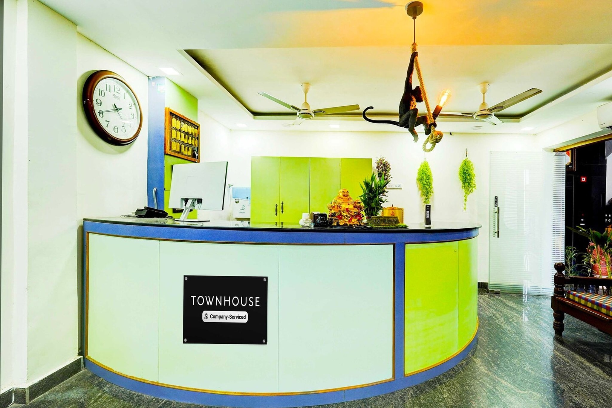 Ground floor: (bedroom(double bed, TV, seating area, air conditioning, Towels incl., telephone), bathroom(bathtub or shower, shower, washbasin, toilet, shampoo, body soap, hot water), parking, lift)