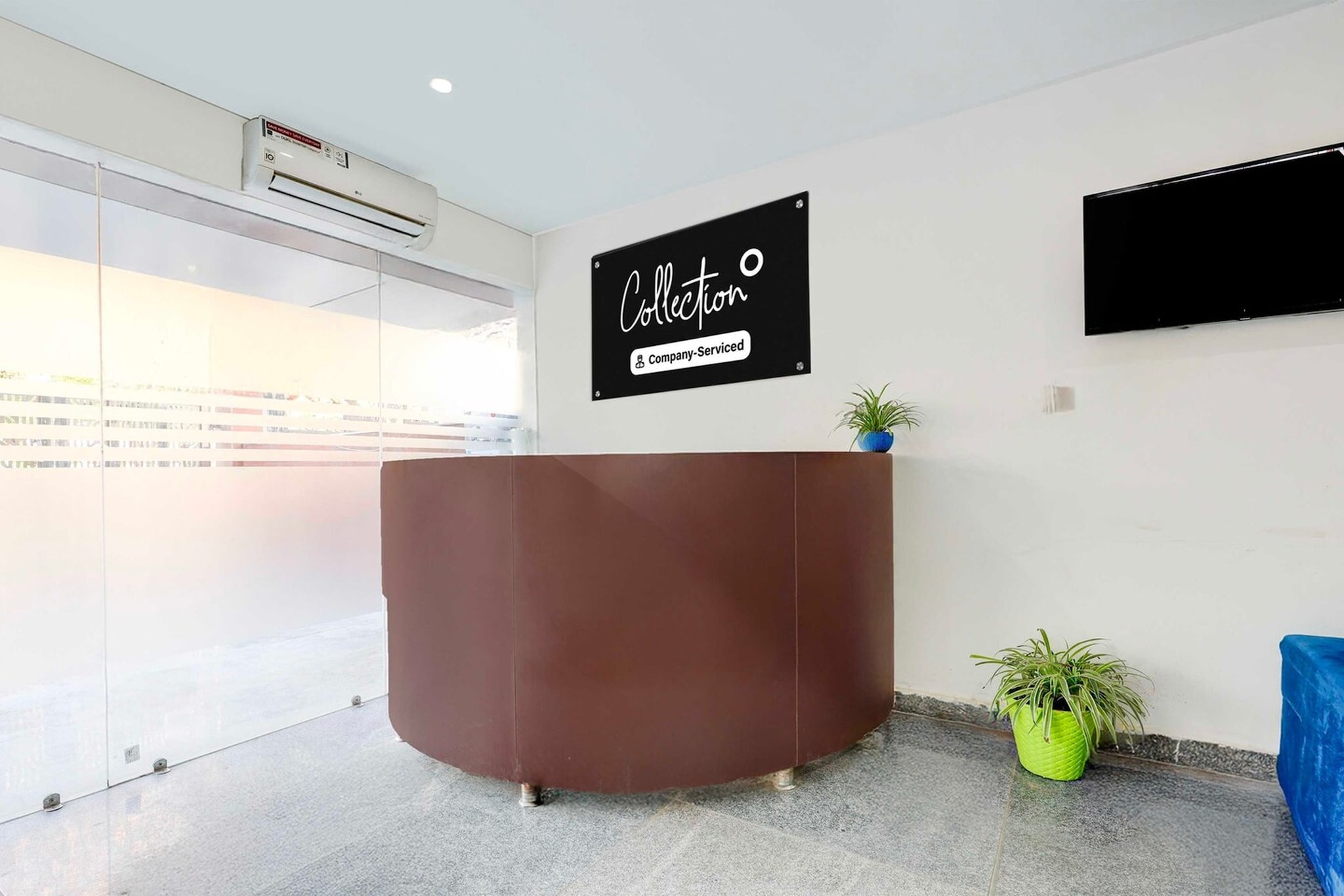 Ground floor: (bedroom(double bed, TV, seating area, air conditioning, Towels incl., telephone), bathroom(bathtub or shower, shower, washbasin, toilet, shampoo, body soap, hot water), parking, lift)