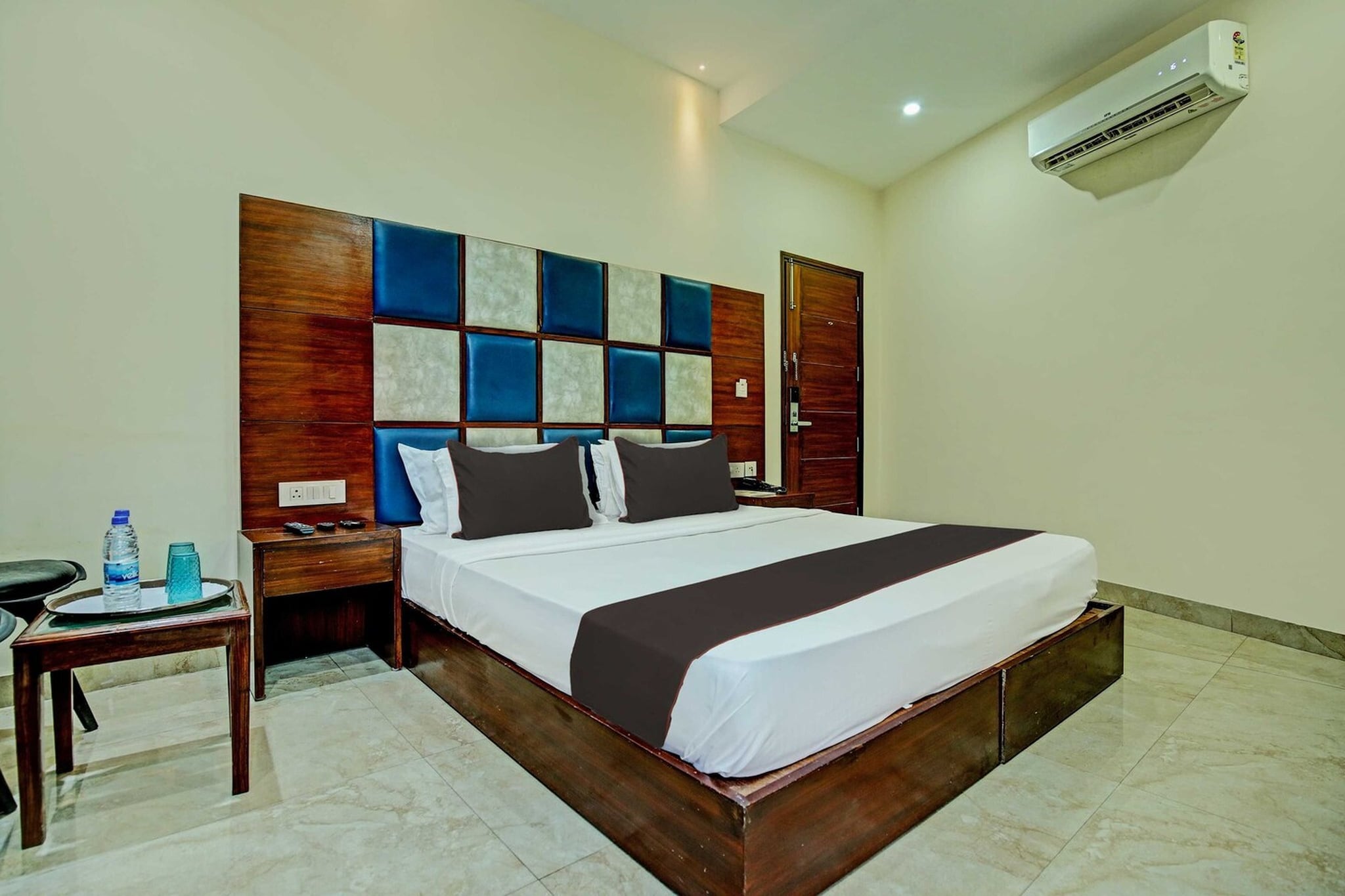 Located within 17 km of Rock Garden and 10 km of ChhattBir Zoo, Townhouse Oak Eastern View Railway Junction provides rooms with air conditioning and a private bathroom in Zirakpur. With free WiFi, this 4-star hotel offers room service and a 24-hour front desk. The hotel features family rooms.

All units at the hotel are equipped with a seating area, a flat-screen TV with satellite channels and a private bathroom with free toiletries and a bath or shower. All guest rooms include a desk.

Sukhna Lake is 15 km from Townhouse Oak Eastern View Railway Junction, while Mohali Cricket Stadium is 16 km away. Chandigarh Airport is 4 km from the property. 

Unmarried couples are warmly welcome at this property.
Guests with local ID proof are warmly welcome.
Apologies, but we are currently unable to host foreign nationals at this property.
Early Check-In Policy: A full dayâ€™s room rate will be charged for check-ins before 6:00 AM. Complimentary early check-in is available between 6:00 AM and 10:00 AM, subject to room availability.

Check-in is only available to guests aged 18 and above. Please provide a government-issued ID to confirmÂ yourÂ age.