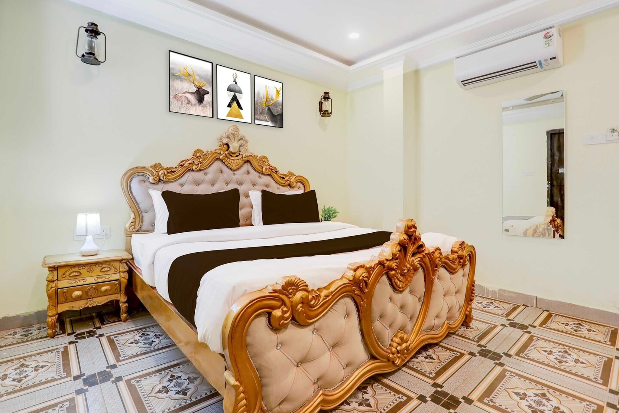 Located within 2.8 km of Dasaswamedh Ghat and 2.8 km of Varanasi Junction Railway Station, Townhouse Oak Heritage Varanasi Junction provides rooms with air conditioning and a private bathroom in Varanasi. This 4-star hotel offers room service, a 24-hour front desk and free WiFi. The hotel features family rooms.

Guest rooms at the hotel are equipped with a seating area, a flat-screen TV with satellite channels and a private bathroom with free toiletries and a bath or shower. All units include a desk.

Kashi Vishwanath Temple is 2.9 km from Townhouse Oak Heritage Varanasi Junction, while Manikarnika Ghat is 3.1 km away. Lal Bahadur Shastri International Airport is 25 km from the property. 

Unmarried couples are warmly welcome at this property.
Guests with local ID proof are warmly welcome.
Apologies, but we are currently unable to host foreign nationals at this property.
Early Check-In Policy: A full dayâ€™s room rate will be charged for check-ins before 6:00 AM. Complimentary early check-in is available between 6:00 AM and 10:00 AM, subject to room availability.

Check-in is only available to guests aged 18 and above. Please provide a government-issued ID to confirmÂ yourÂ age.