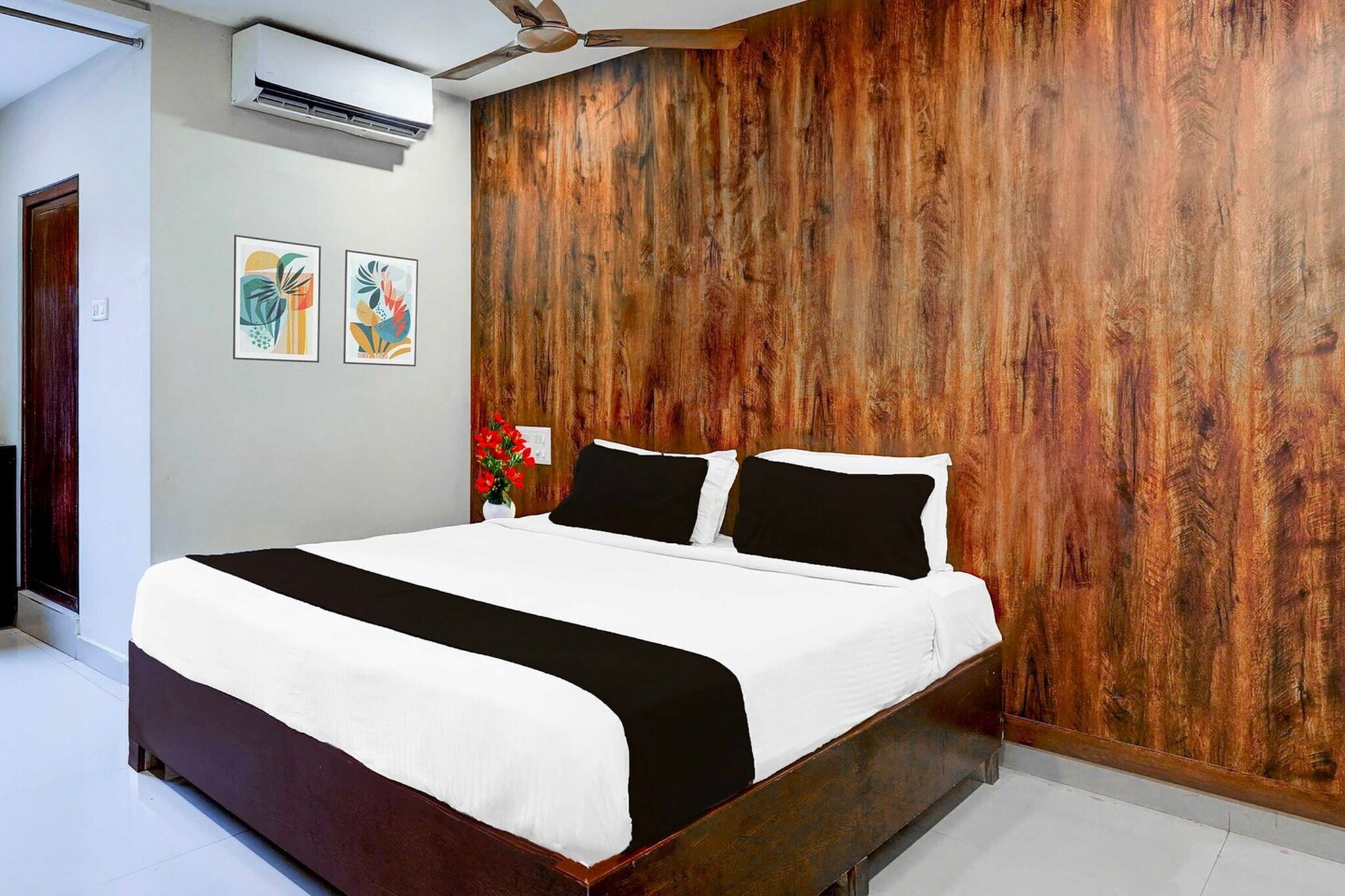 Set within 27 km of Srikalahasti Temple and 800 metres of Renigunta Junction, Collection O Renigunta Near Railway Station offers rooms with air conditioning and a private bathroom in Tirupati. This 3-star hotel offers room service, a 24-hour front desk and free WiFi. The hotel has family rooms.
All guest rooms at the hotel come with a seating area, a flat-screen TV with satellite channels and a private bathroom with free toiletries and a bath or shower. Guest rooms feature a desk.
Sri Padmavathi Ammavari Temple is 8.5 km from Collection O Renigunta Near Railway Station, while Old Tirchanoor Road is 10 km from the property. Tirupati Airport is 4 km away.
Unmarried couples are warmly welcome at this property.
Guests with local ID proof are warmly welcome.
Apologies, but we are currently unable to host foreign nationals at this property.
Early Check-In Policy: A full day’s room rate will be charged for check-ins before 6:00 AM. Complimentary early check-in is available between 6:00 AM and 10:00 AM, subject to room availability.
Check-in is only available to guests aged 18 and above. Please provide a government-issued ID to confirm your age.