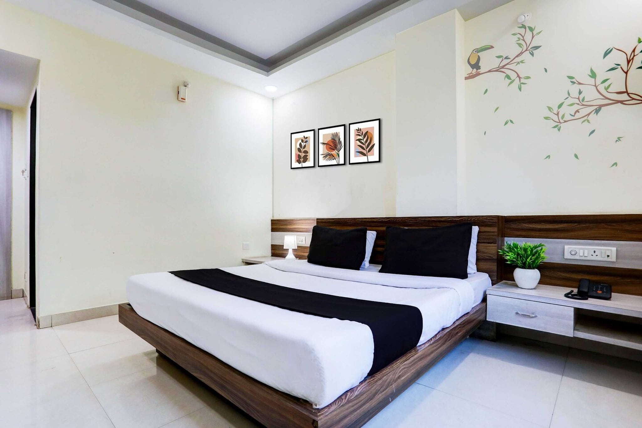 Located within 5.9 km of Kanha Fun City and 6.9 km of Habibganj Station, Townhouse Oak Hoshangabad Capital Mall provides rooms with air conditioning and a private bathroom in Bhopal. With free WiFi, this 4-star hotel offers room service and a 24-hour front desk. The hotel features family rooms.

All units at the hotel are equipped with a seating area, a flat-screen TV with satellite channels and a private bathroom with free toiletries and a bath or shower. All guest rooms include a desk.

Museum of Man is 13 km from Townhouse Oak Hoshangabad Capital Mall, while Van Vihar National Park is 17 km away. Raja Bhoj Airport is 20 km from the property. 

Unmarried couples are warmly welcome at this property.
Guests with local ID proof are warmly welcome.
Apologies, but we are currently unable to host foreign nationals at this property.
Early Check-In Policy: A full dayâ€™s room rate will be charged for check-ins before 6:00 AM. Complimentary early check-in is available between 6:00 AM and 10:00 AM, subject to room availability.
Check-in is only available to guests aged 18 and above. Please provide a government-issued ID to confirmÂ yourÂ age.