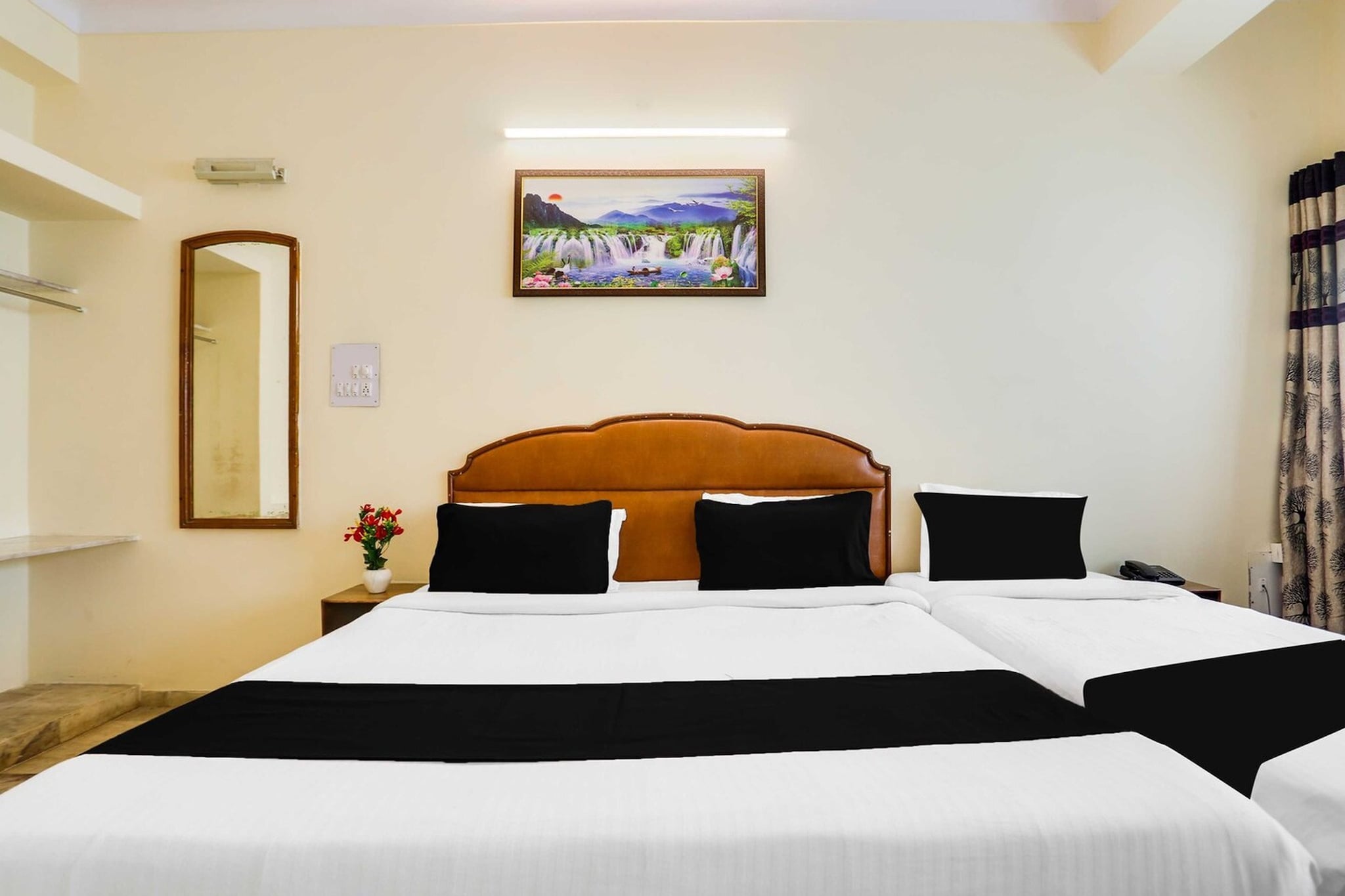 Situated within 1.4 km of Lake Pichola and 1 km of Jagdish temple, Townhouse Oak Pichola Lake Udaipur City Palace features rooms with air conditioning and a private bathroom in Udaipur. This 4-star hotel offers room service, a 24-hour front desk and free WiFi. The hotel has family rooms.

The rooms at the hotel are fitted with a seating area, a flat-screen TV with satellite channels and a private bathroom with free toiletries and a bath or shower. All rooms have a desk.

Popular points of interest near Townhouse Oak Pichola Lake Udaipur City Palace include Bagore ki Haveli, City Palace of Udaipur and Udaipur Railway Station. Maharana Pratap Airport is 24 km from the property. 

Unmarried couples are warmly welcome at this property.
Guests with local ID proof are warmly welcome.
Apologies, but we are currently unable to host foreign nationals at this property.
Early Check-In Policy: A full dayâ€™s room rate will be charged for check-ins before 6:00 AM. Complimentary early check-in is available between 6:00 AM and 10:00 AM, subject to room availability.
Check-in is only available to guests aged 18 and above. Please provide a government-issued ID to confirmÂ yourÂ age.