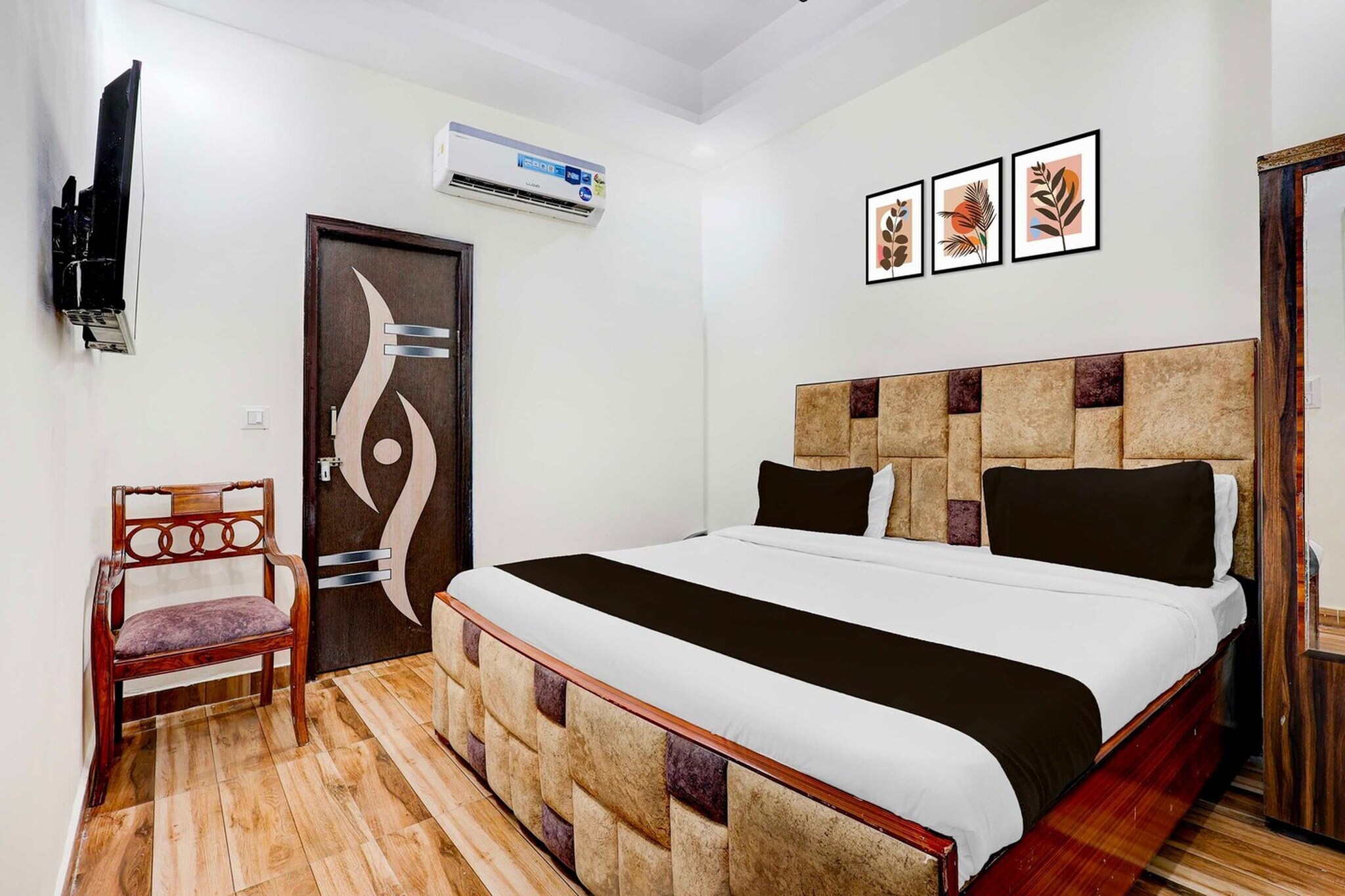 Set within 19 km of Tughlaqabad Fort and 26 km of Qutub Minar, Collection O Rajeev Nagar Faridabad offers rooms with air conditioning and a private bathroom in Faridabad. This 3-star hotel offers room service, a 24-hour front desk and free WiFi. The hotel has family rooms.

All guest rooms at the hotel come with a seating area, a flat-screen TV with satellite channels and a private bathroom with free toiletries and a bath or shower. All rooms feature a desk.

WorldMark Gurgaon is 27 km from Collection O Rajeev Nagar Faridabad, while Humayun's Tomb is 27 km from the property. Delhi International Airport is 36 km away. 

Unmarried couples are warmly welcome at this property.
Guests with local ID proof are warmly welcome.
Apologies, but we are currently unable to host foreign nationals at this property.
Early Check-In Policy: A full dayâ€™s room rate will be charged for check-ins before 6:00 AM. Complimentary early check-in is available between 6:00 AM and 10:00 AM, subject to room availability.
Check-in is only available to guests aged 18 and above. Please provide a government-issued ID to confirmÂ yourÂ age.