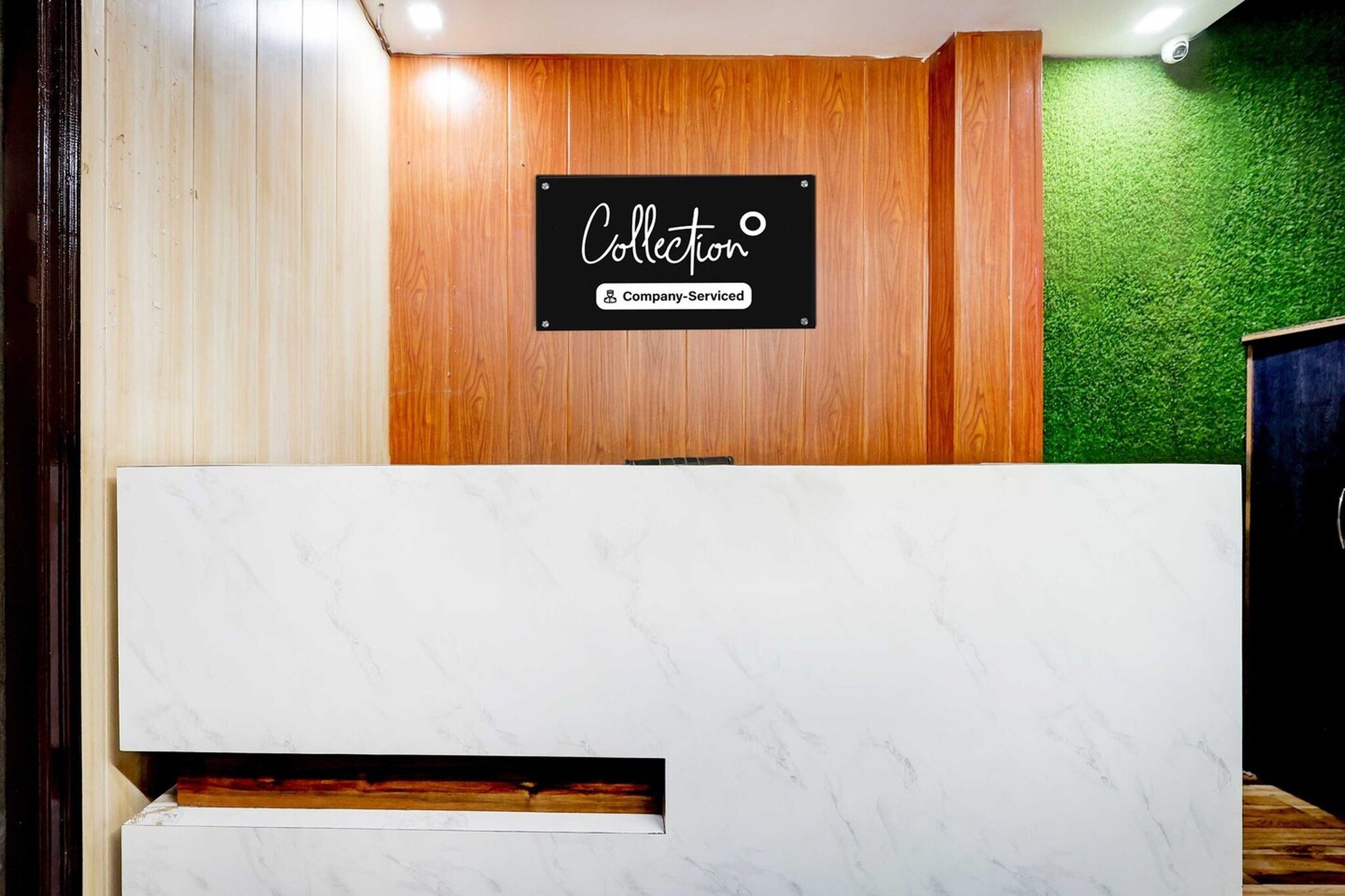 Ground floor: (bedroom(double bed, TV, seating area, air conditioning, telephone), bathroom(bathtub or shower, shower, washbasin, toilet, Towels incl., shampoo, body soap, hot water))