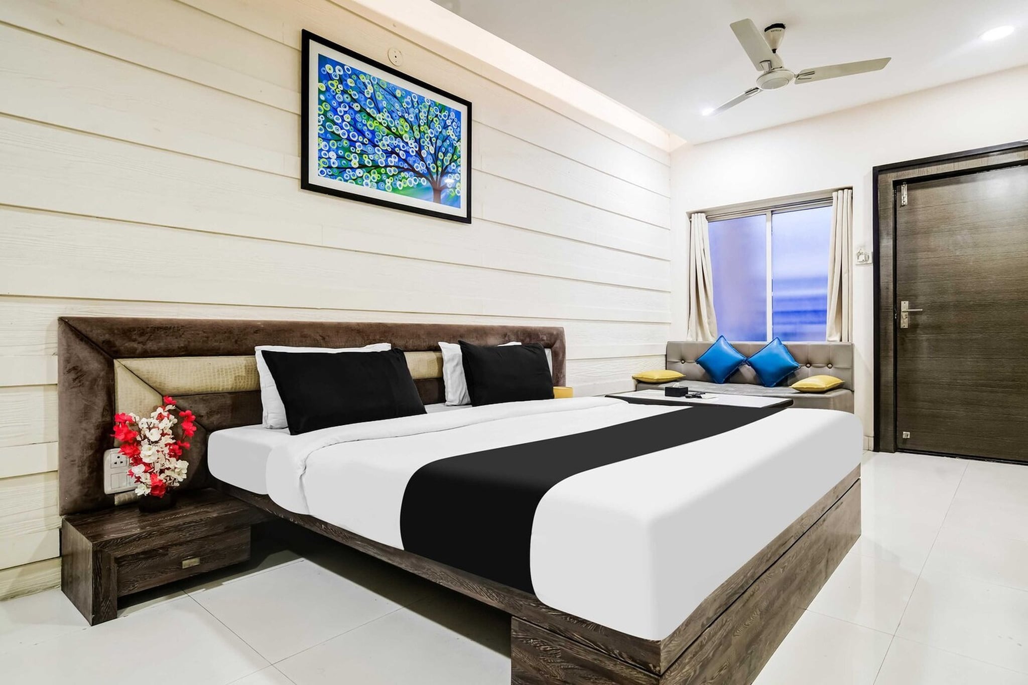 Set within 41 km of Mahakaleshwar Jyotirlinga and 29 km of ISKCON Indore, Townhouse Oak Dewas Junction offers rooms with air conditioning and a private bathroom in DewÄs. With free WiFi, this 4-star hotel offers room service and a 24-hour front desk. The hotel has family rooms.

All guest rooms at the hotel come with a seating area, a flat-screen TV with satellite channels and a private bathroom with free toiletries and a bath or shower. Guest rooms feature a desk.

Indore Junction Station is 36 km from Townhouse Oak Dewas Junction, while Rajwada Palace is 37 km from the property. Devi Ahilya Bai Holkar Airport is 41 km away. 

Unmarried couples are warmly welcome at this property.
Guests with local ID proof are warmly welcome.
Apologies, but we are currently unable to host foreign nationals at this property.
Early Check-In Policy: A full dayâ€™s room rate will be charged for check-ins before 6:00 AM. Complimentary early check-in is available between 6:00 AM and 10:00 AM, subject to room availability.
Check-in is only available to guests aged 18 and above. Please provide a government-issued ID to confirmÂ yourÂ age.