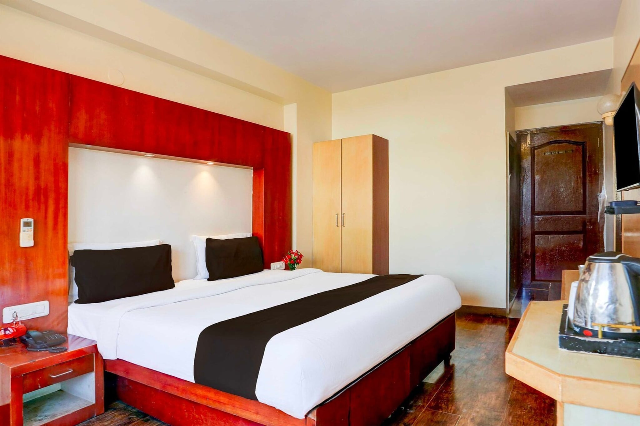 Set within 1.4 km of Udaipur Railway Station and 1.8 km of Lake Pichola, Townhouse Oak Udaipur City Railway Junction offers rooms with air conditioning and a private bathroom in Udaipur. This 4-star hotel offers room service, a 24-hour front desk and free WiFi. The hotel features family rooms.
The units at the hotel come with a seating area, a flat-screen TV with satellite channels and a private bathroom with free toiletries and a bath or shower. All guest rooms feature a desk.
Popular points of interest near Townhouse Oak Udaipur City Railway Junction include Jagdish temple, Bagore ki Haveli and City Palace of Udaipur. Maharana Pratap Airport is 23 km away.
Unmarried couples are warmly welcome at this property.
Guests with local ID proof are warmly welcome.
Apologies, but we are currently unable to host foreign nationals at this property.
Early Check-In Policy: A full day’s room rate will be charged for check-ins before 6:00 AM. Complimentary early check-in is available between 6:00 AM and 10:00 AM, subject to room availability.
Check-in is only available to guests aged 18 and above. Please provide a government-issued ID to confirm your age.