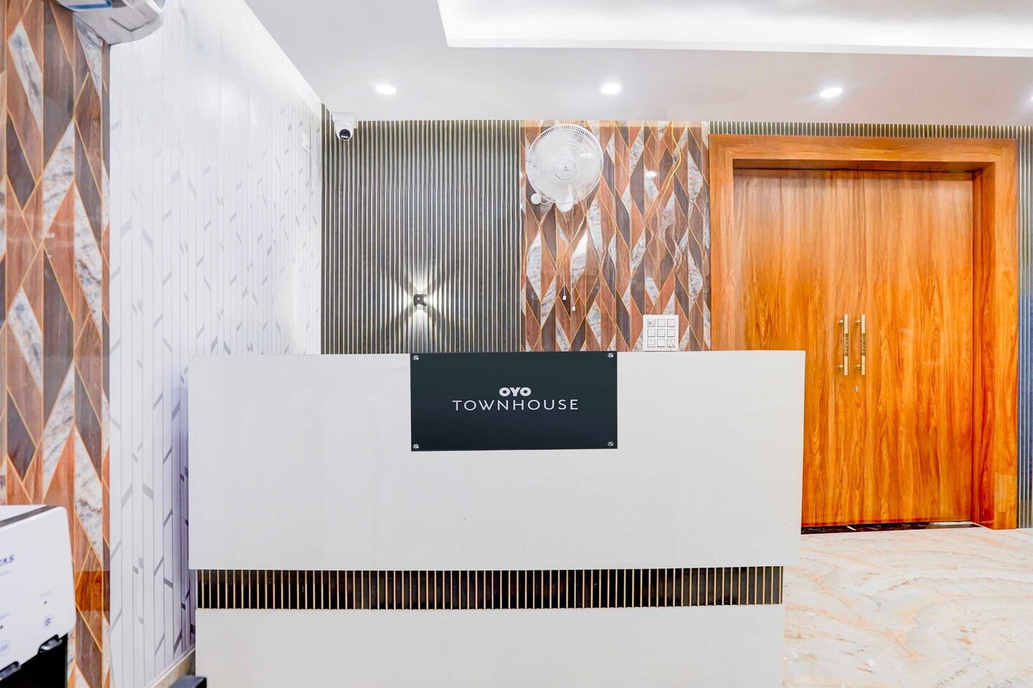 Ground floor: (bedroom(double bed, TV, seating area, air conditioning, telephone), bathroom(bathtub or shower, shower, washbasin, toilet, Towels incl., shampoo, body soap, hot water))