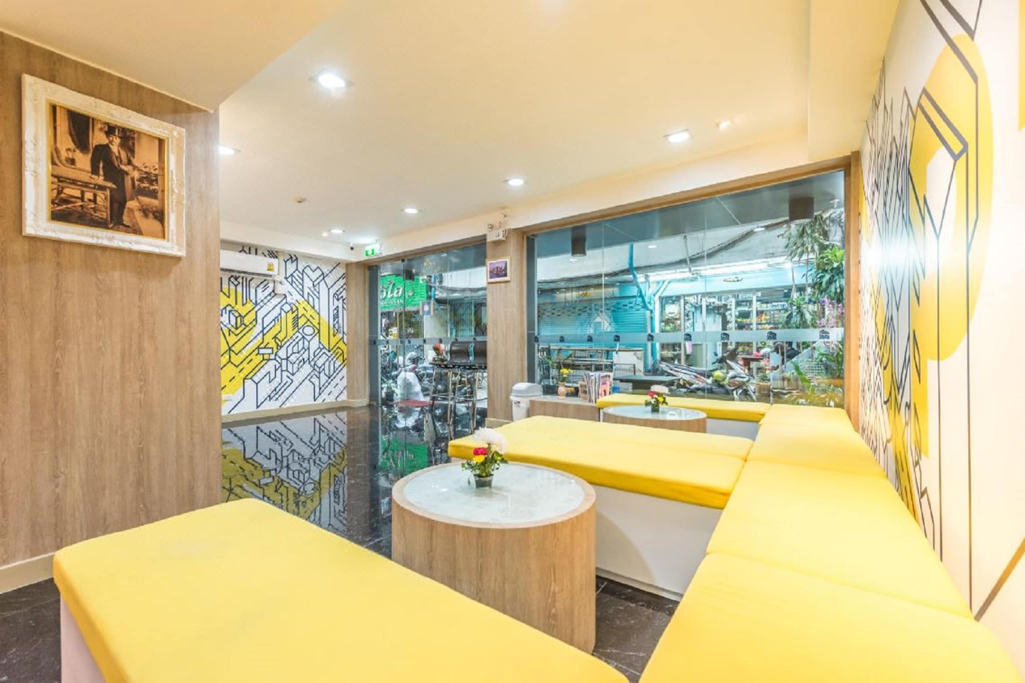 bedroom(Internet access, double bed, TV, seating area, air conditioning, Towels/Sheets (Incl.), Trash compactor), bathroom(shower, toilet)