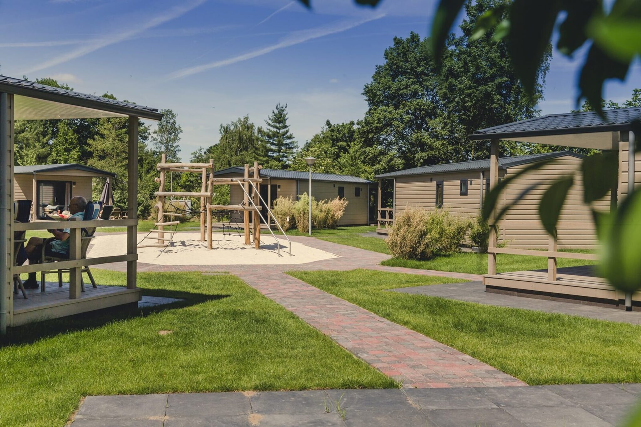 Group accommodation (6x bungalette 5p with veranda). - Zones été à 1 km