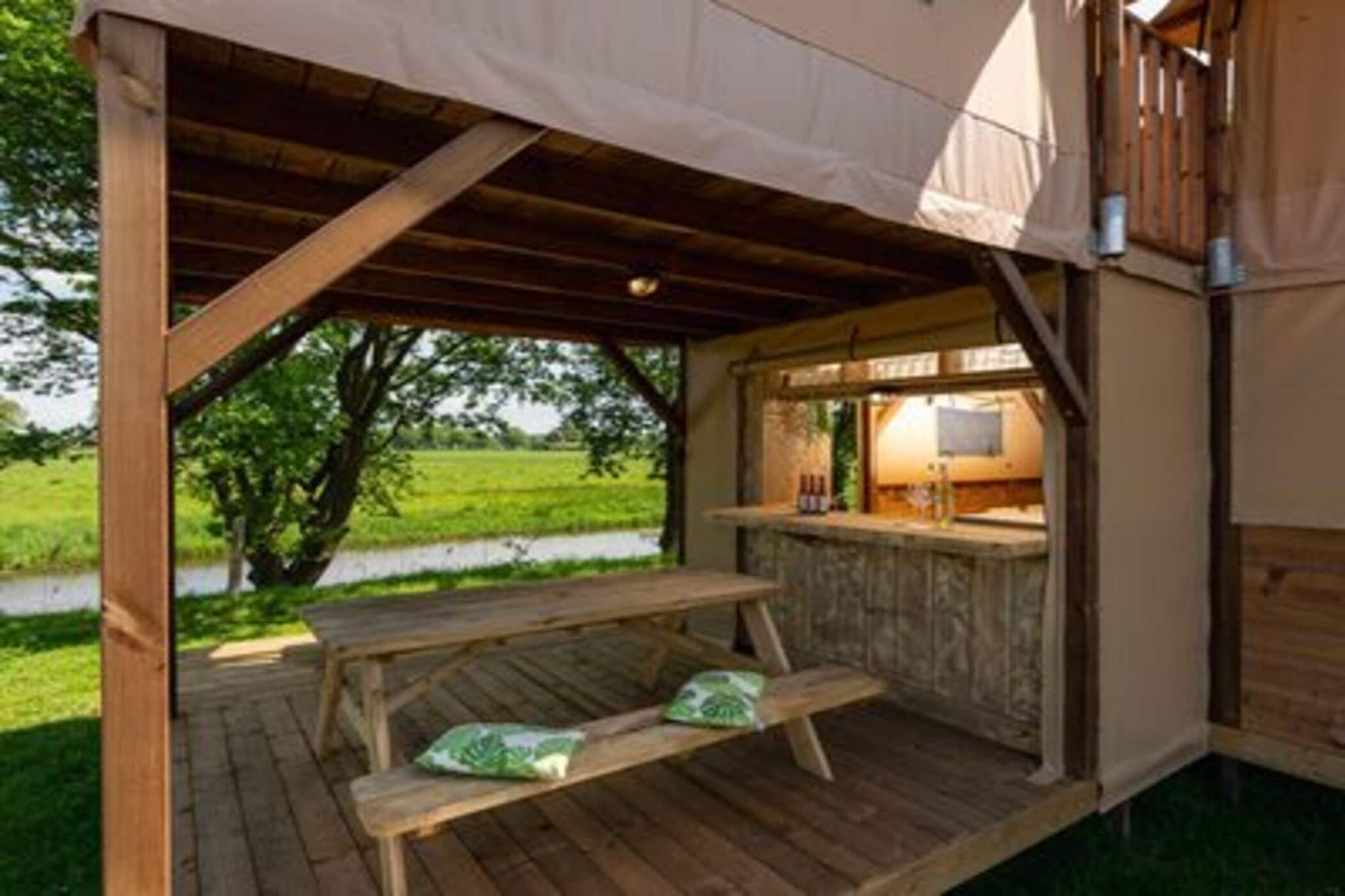 Treehouse tent at the Regge with private sanitary facilities | 6 people - Terrasbalkon