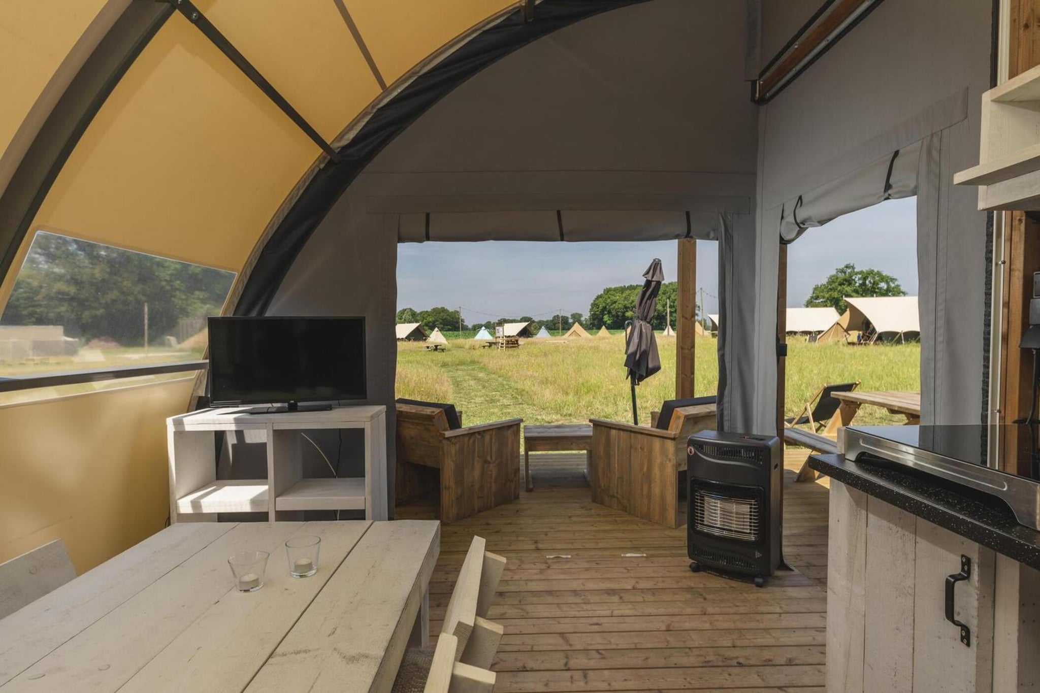 Group accommodation (6x luxury glamping tent) I 32 people - Salle à manger