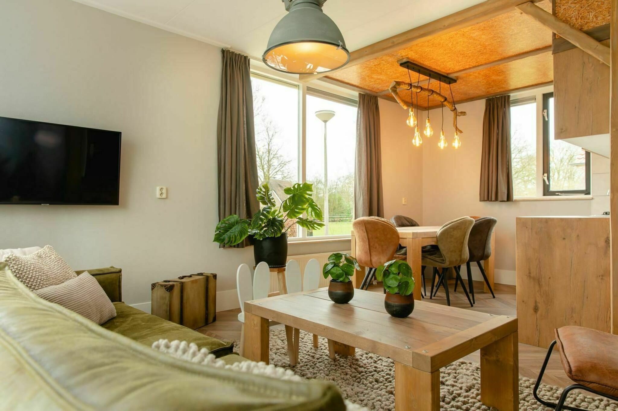Children's bungalow farmhouse with sauna & bubble tub I sleeps 6 - Woonkamer