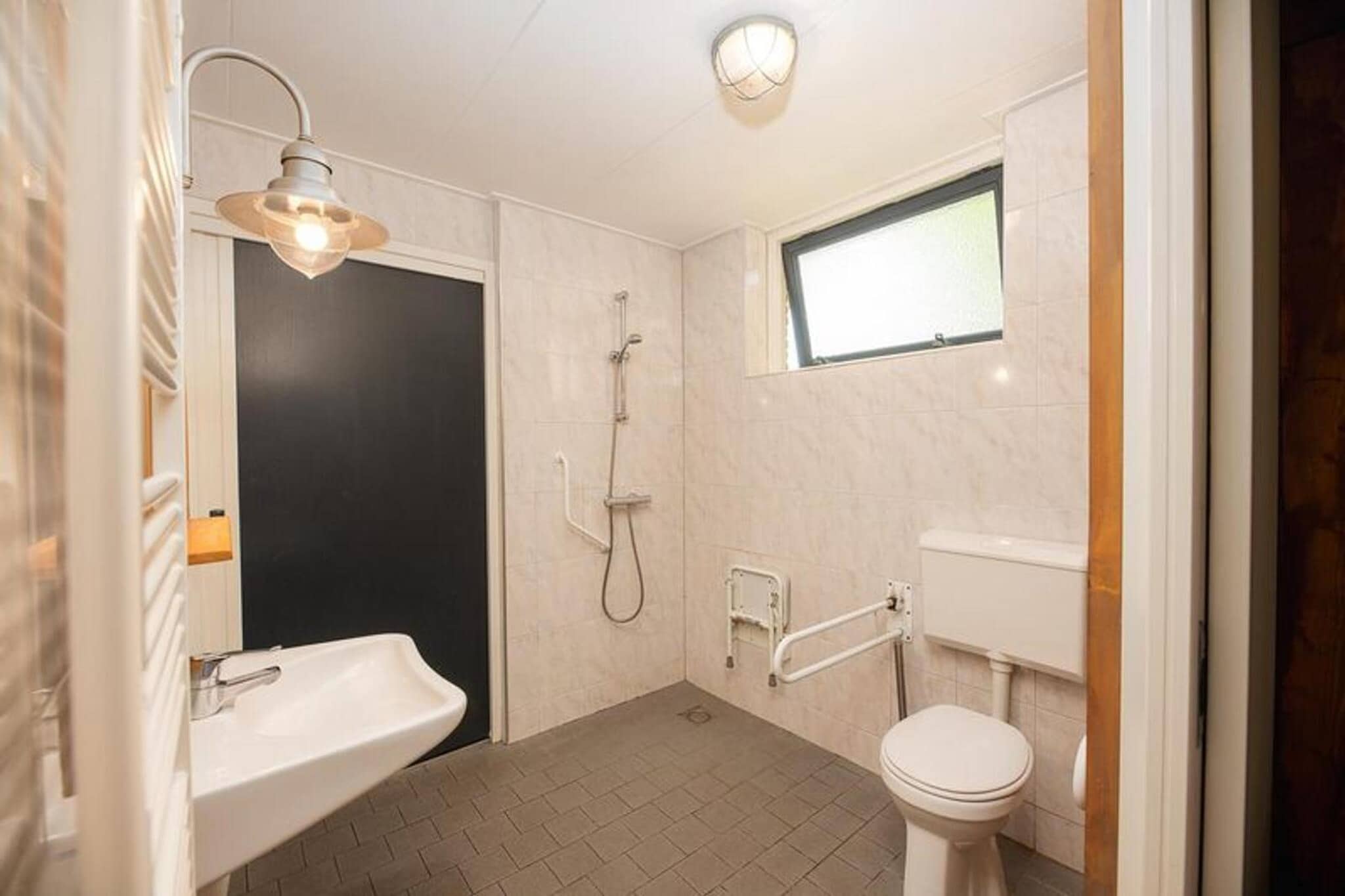 Custom children's bungalow 'Farm' with hot bubble tub | 8 people - Badkamer